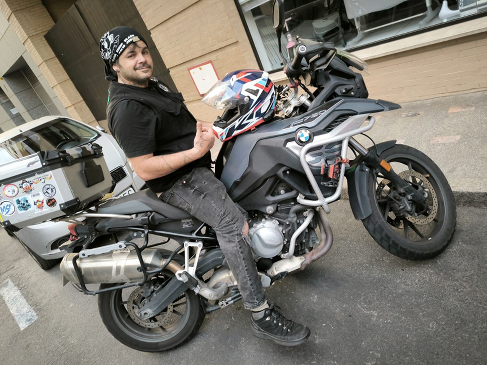 Roberto posa sobre a su BMW F 750. / FOTO NICOL´S
