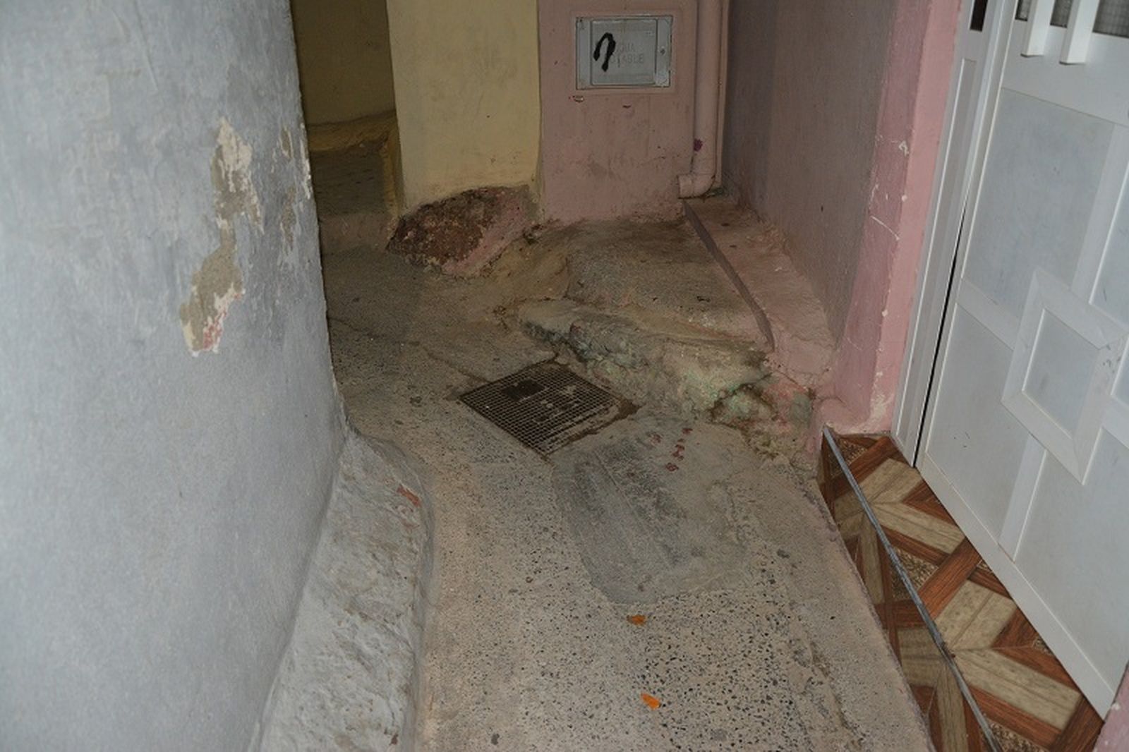 Así son muchas calles de Arcos Quebrados, donde sus vecinos asfaltaron las calles y fabricaron artesanalmente una red de alcantarillado. Foto J.I.M. Así son muchas calles de Arcos Quebrados, donde sus vecinos asfaltaron las calles y fabricaron artesanalmente una red de alcantarillado. Foto J.I.M.