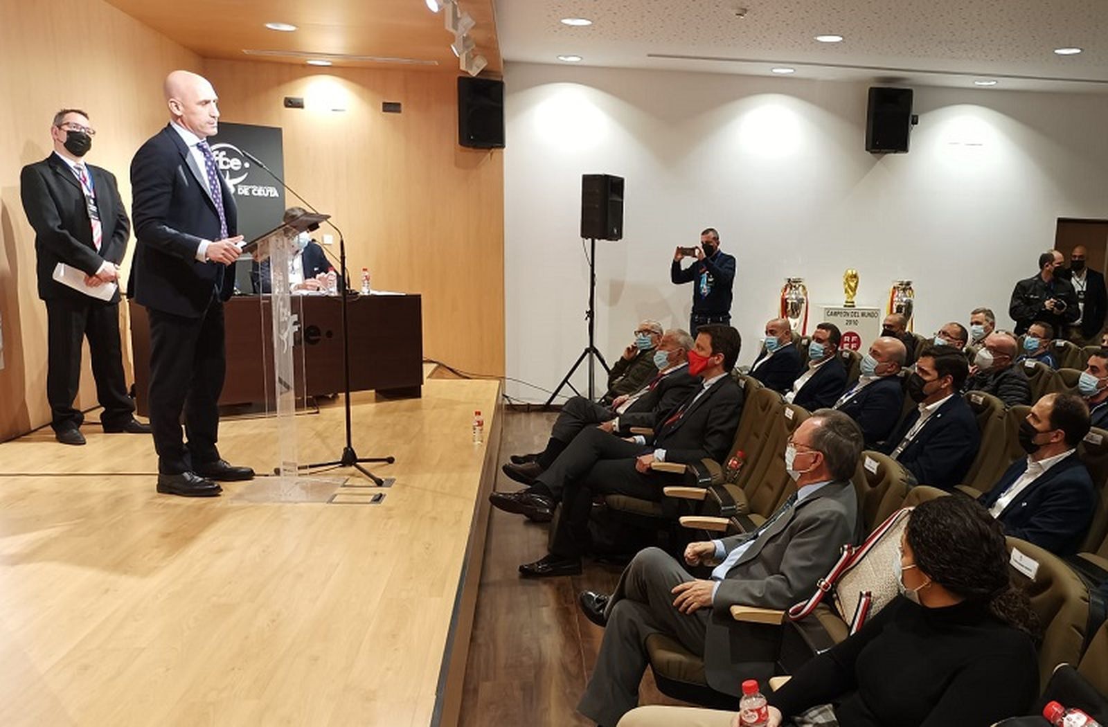 El presidente de la RFEF se dirige a los asambleístas. / FOTO NICOL'S