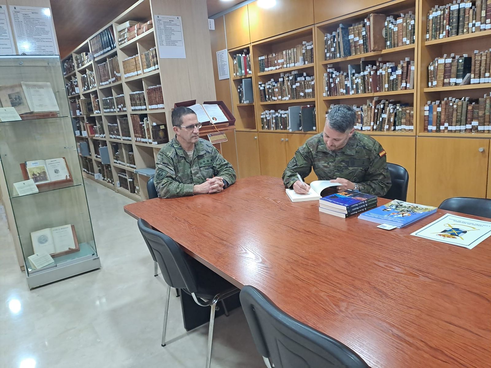 Juan Antonio Fernández Ahumada firmando ejemplares de su novela en las instalaciones de la Biblioteca Histórico Militar de Ceuta
