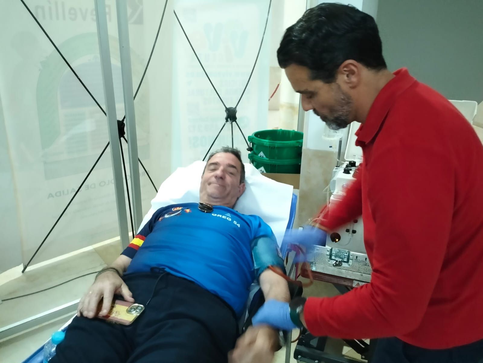 Un donante, en pleno proceso de extracción de plasma