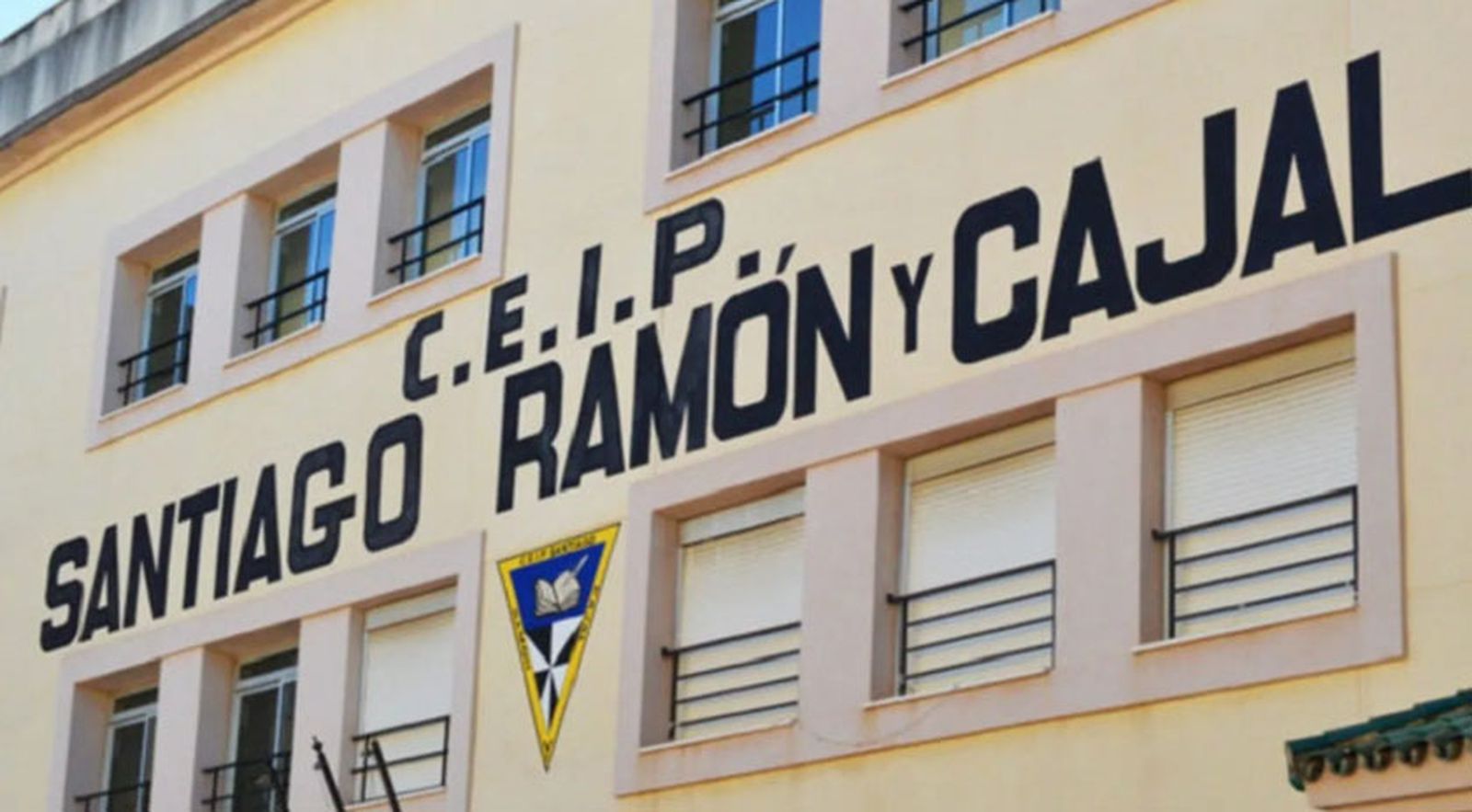 Fachada del colegio Ramón y Cajal