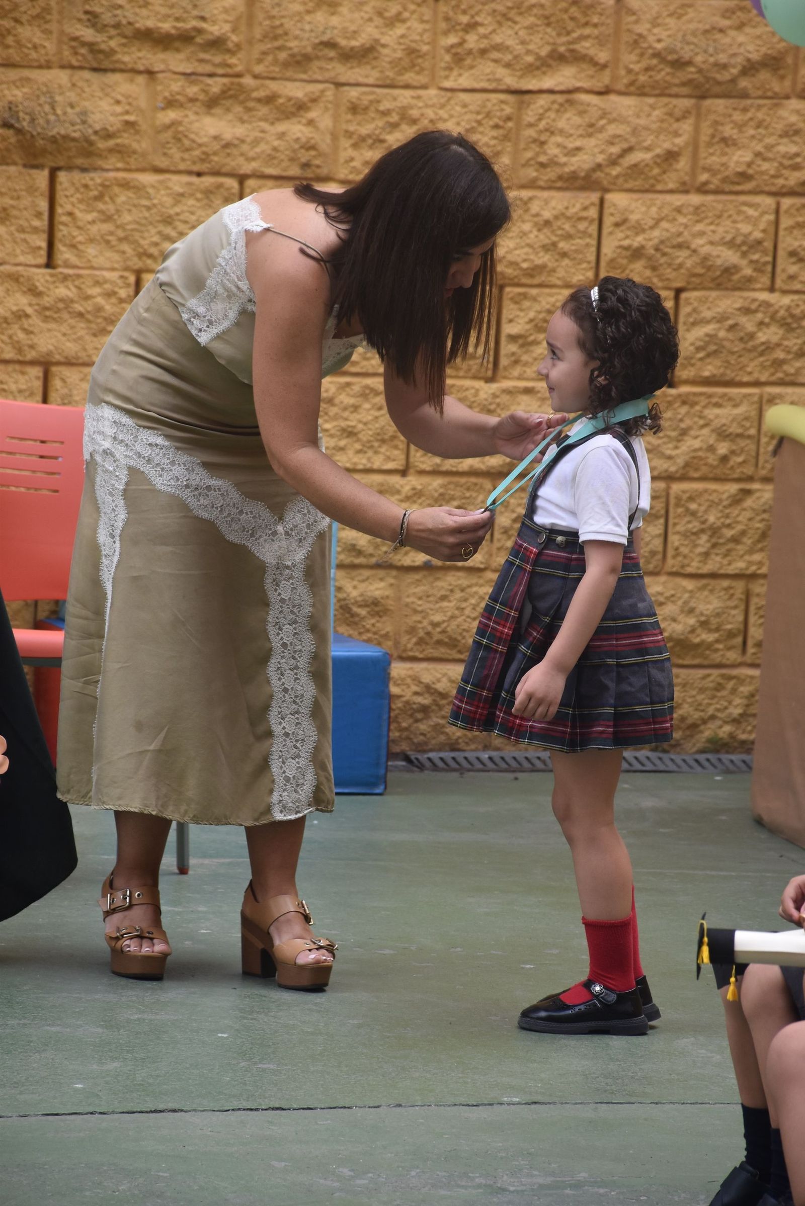 Las lágrimas de orgullo toman el CC Beatriz de Silva en la graduación más especial de sus pequeños