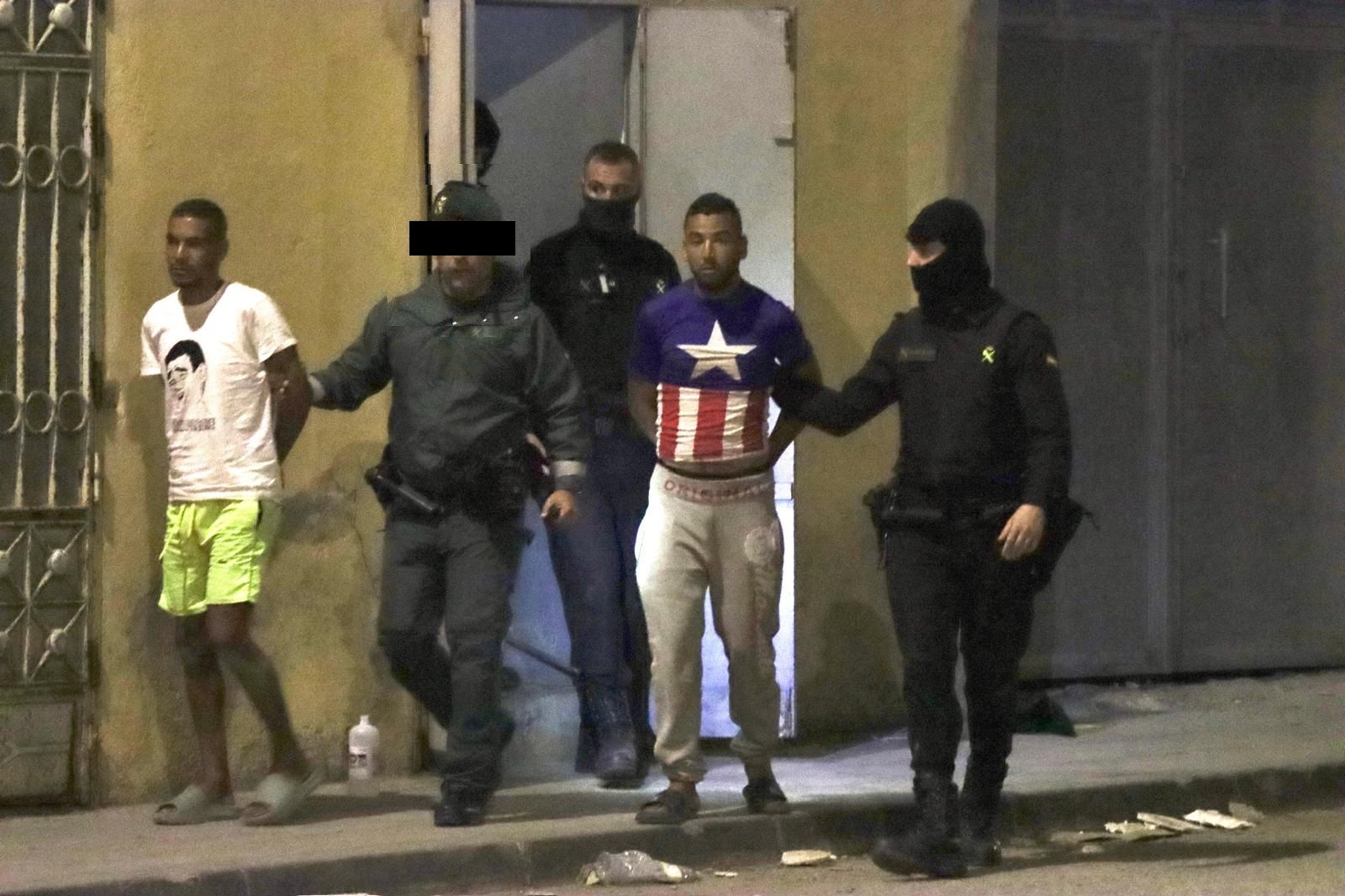 La Guardia Civil actua contra una ONG que repartía espray pimienta a los inmigrantes