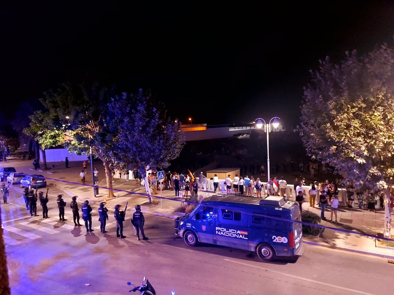 Cordón policial en la Playa del Trampolín este jueves.