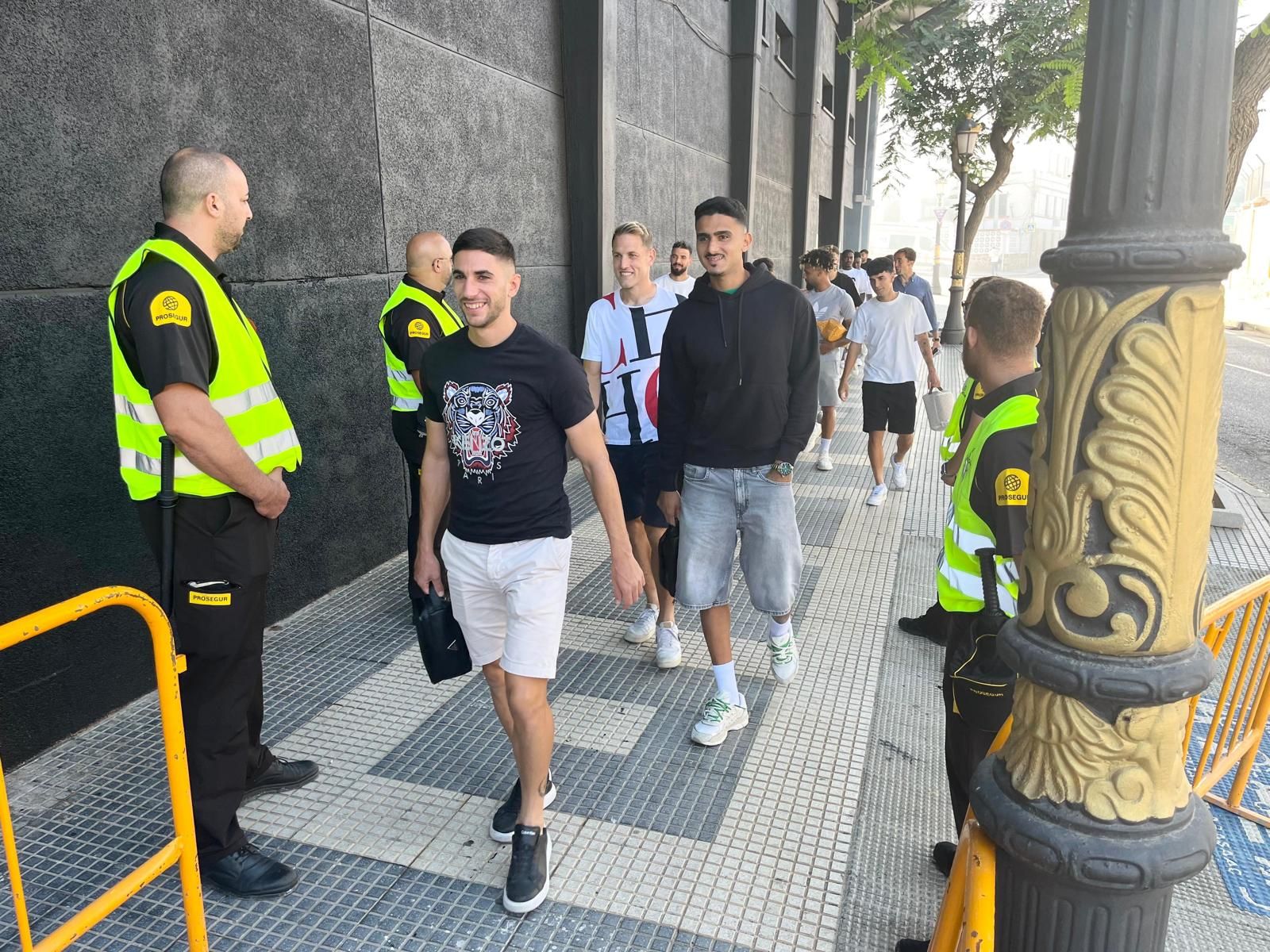 FOTOGALERÍA | Los jugadores de la AD Ceuta llegan Murube para recibir al Mirandés