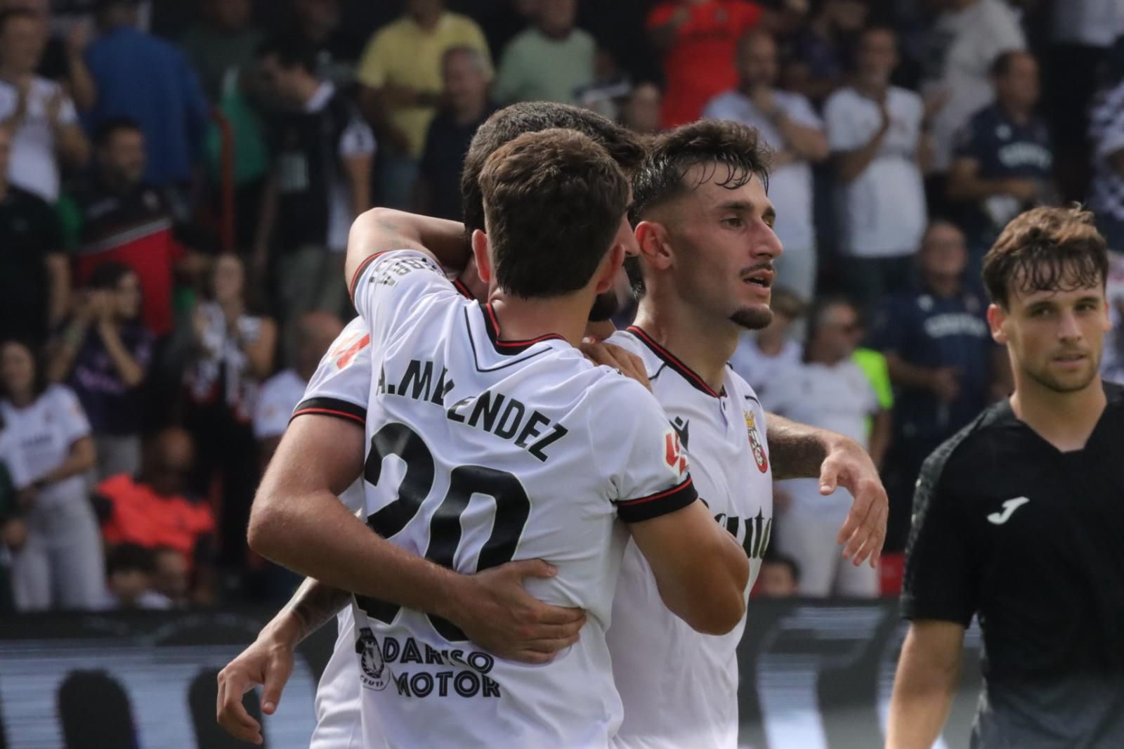 (3-1) Carlos Hernández se viste de héroe para remontar ante el Sanse
