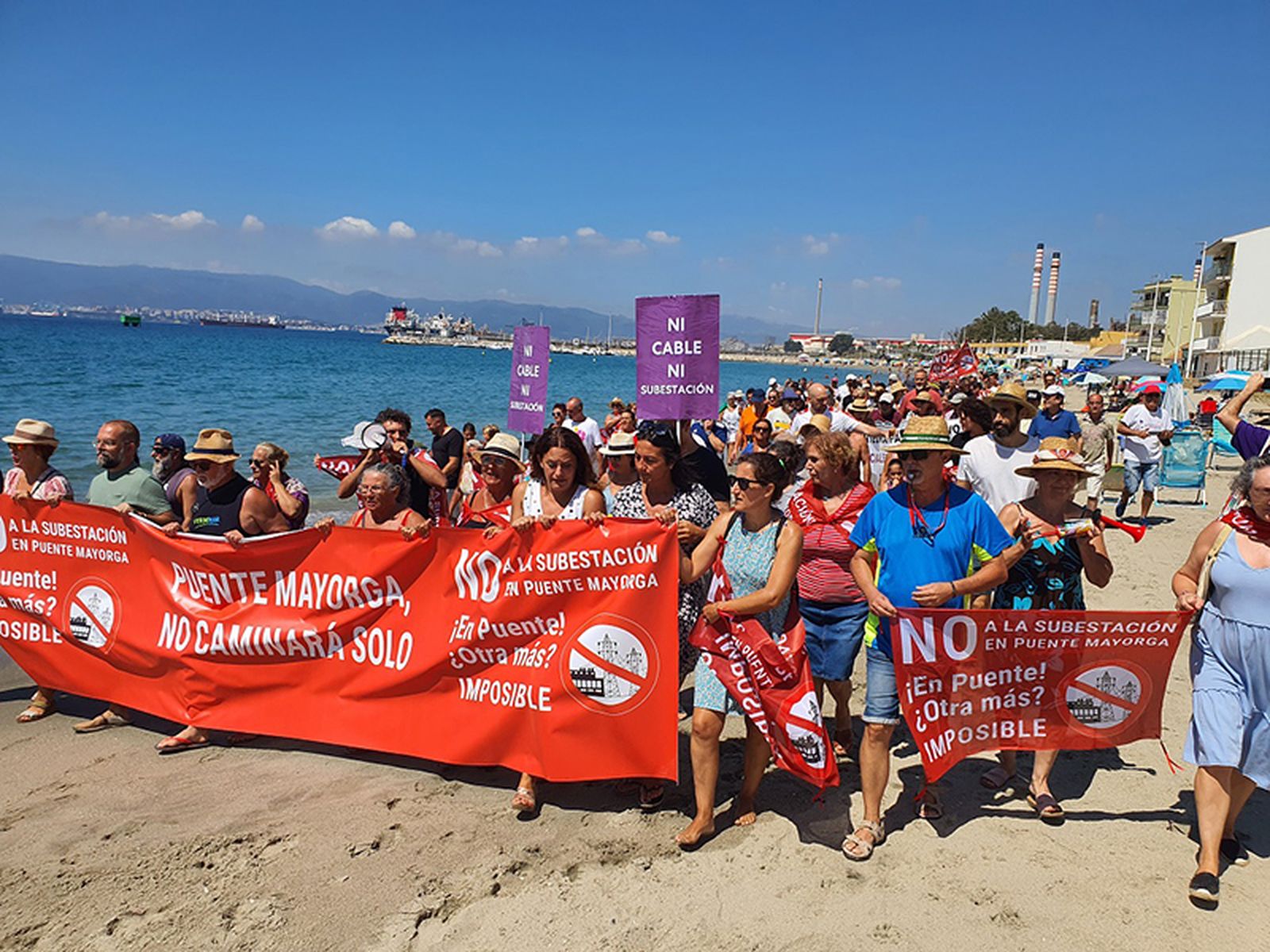 Manifestación contra la subestación eléctrica en la playa de Puente Mayorga en 2022/FOTO: ECOLOGISTAS EN ACCIÓN