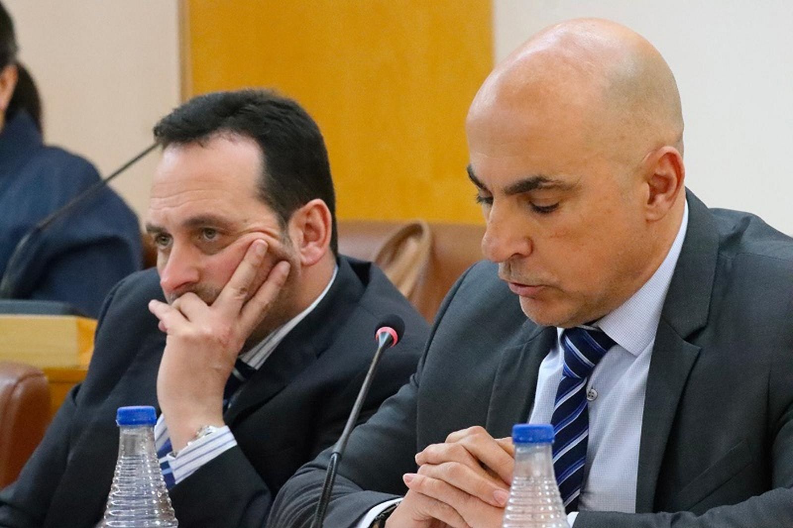 El diputado de Vox, Patxi Ruiz, junto a Juan Sergio Redondo durante un pleno