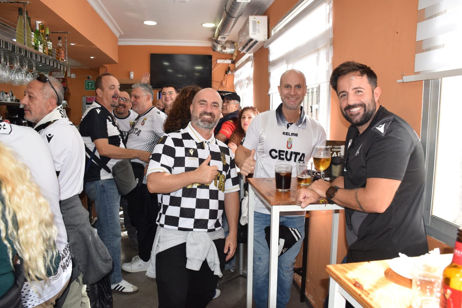 Las aficiones de Ceuta y Almería disfrutan del buen ambiente en la previa al partido