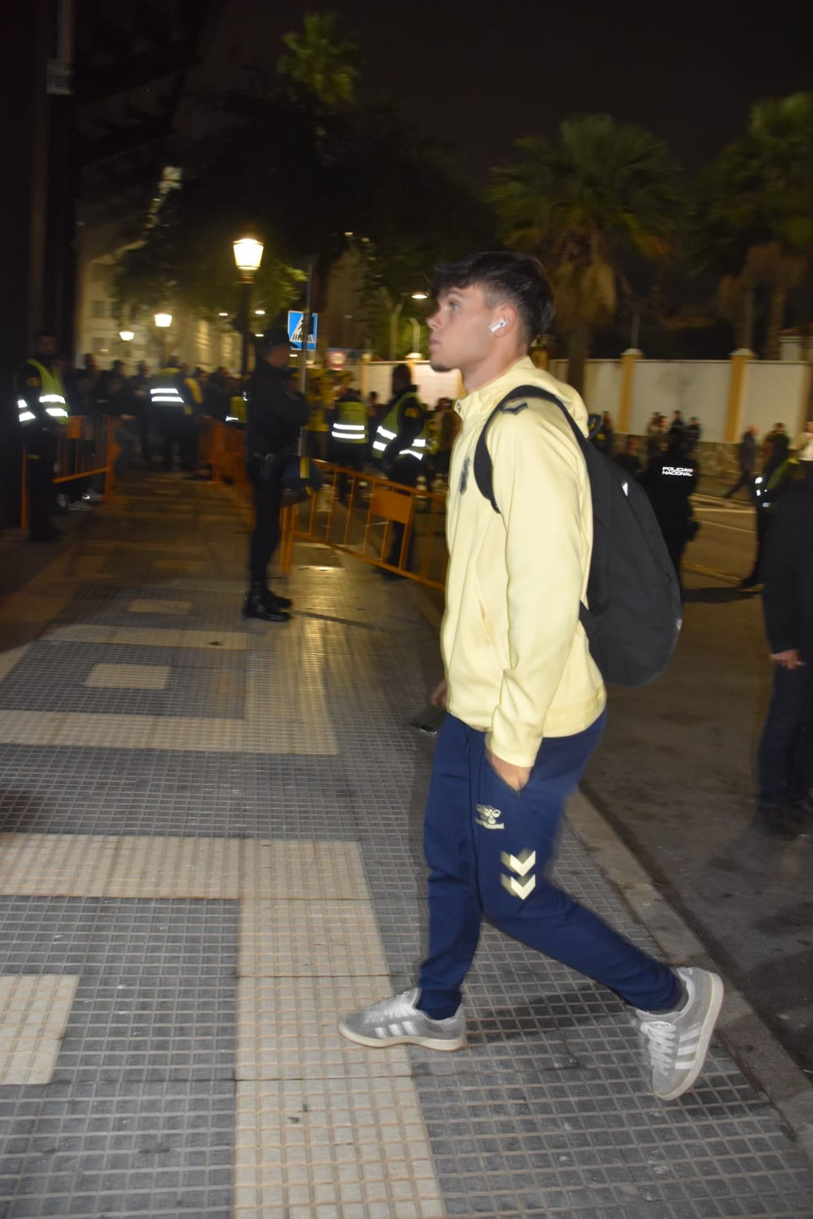 Los jugadores de ambos equipos ya llegan al Alfonso Murube