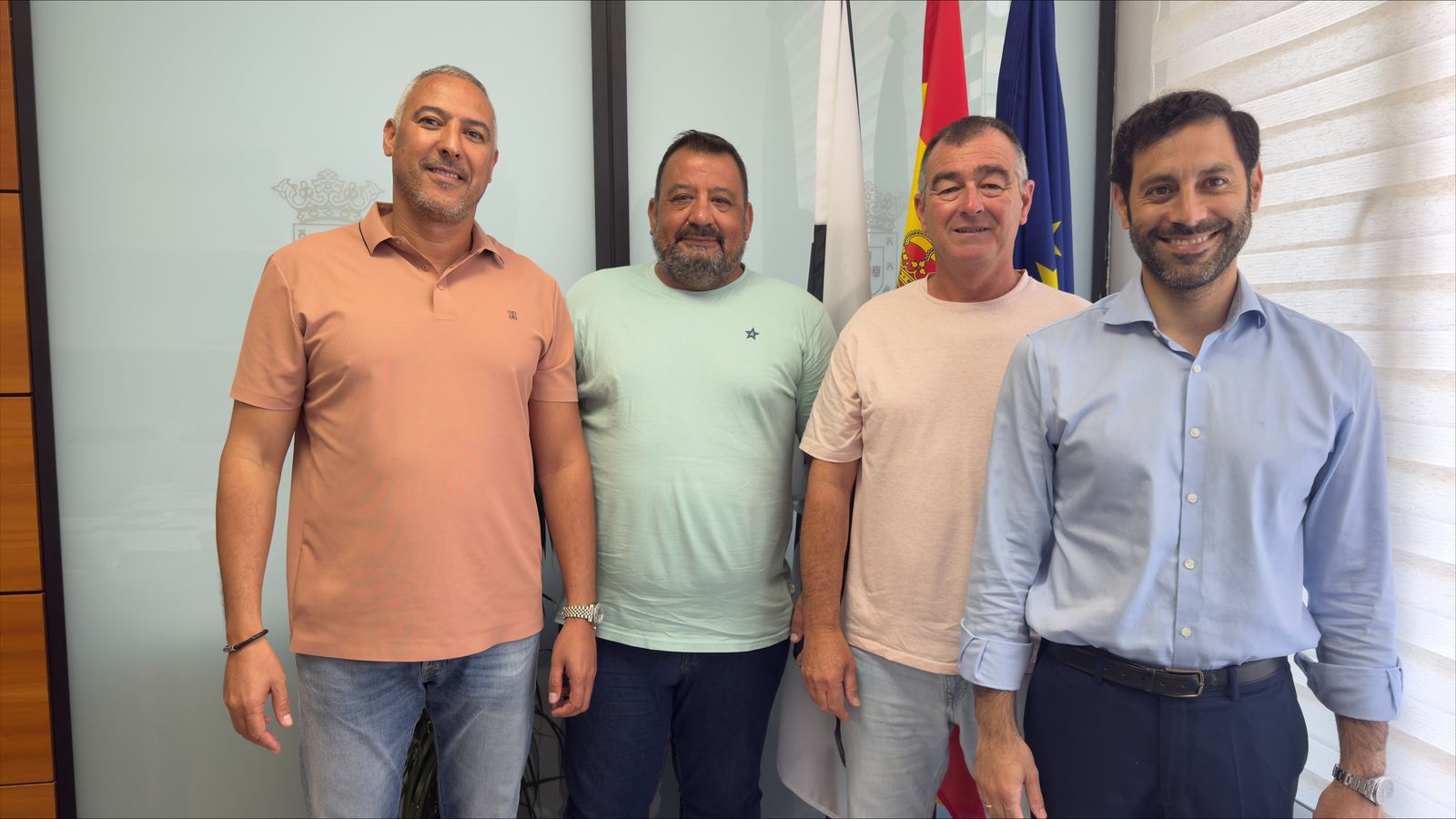 Integrantes de UGT FICA posan con el consejero de transportes, Rafael Peñalver, tras mantener una reunión