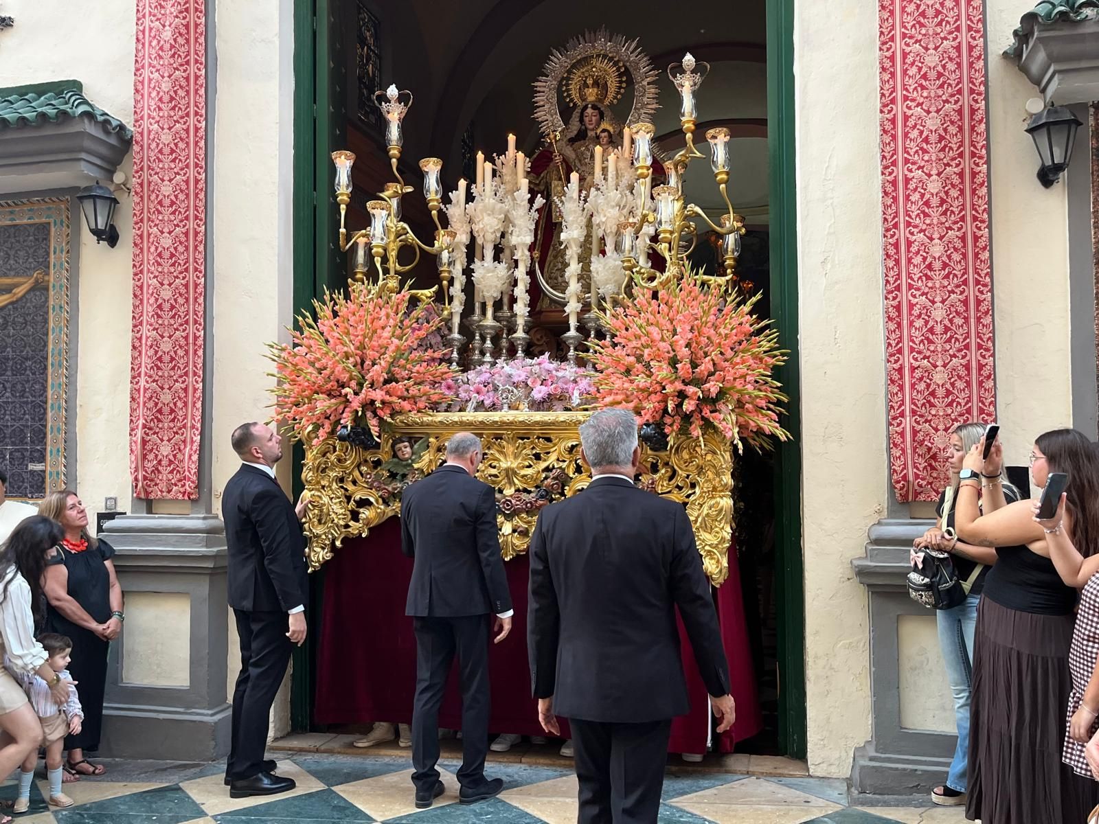 Los Remedios sale a las calles de Ceuta para abrazar y proteger a su pueblo