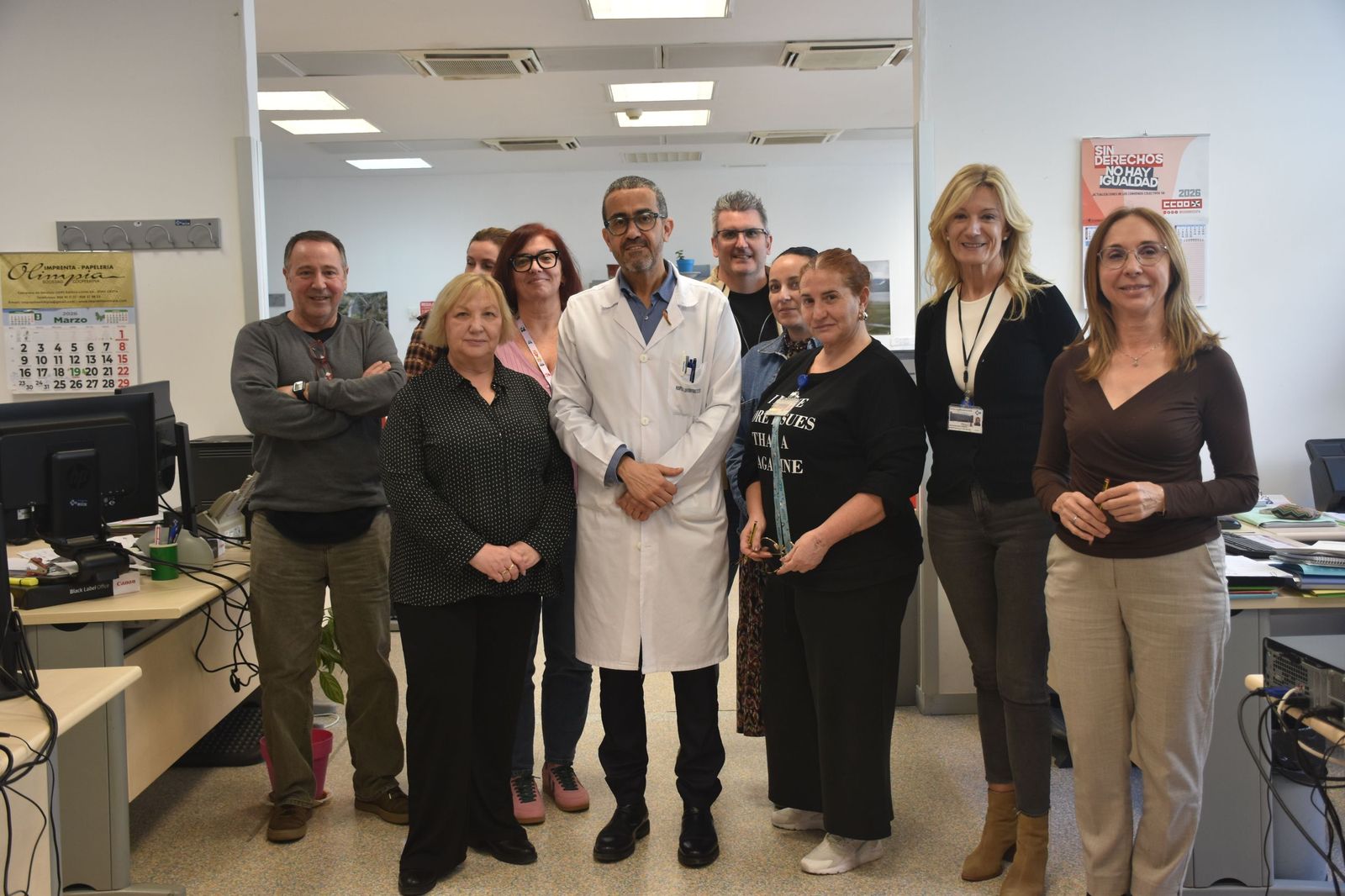 El equipo del departamento de Contratación y Suministro del HUCE posa junto al gerente de Atención Sanitaria de Ceuta, Abdelkader Maanan