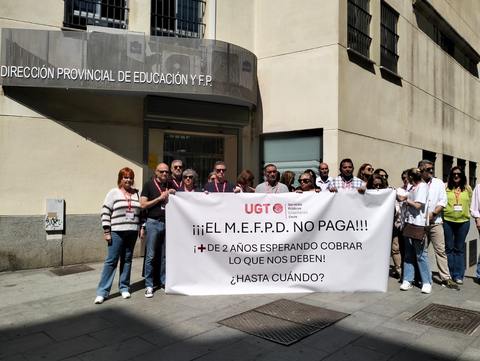 Los delegados sindicales, hoy ante las puertas de la Dirección Provincial