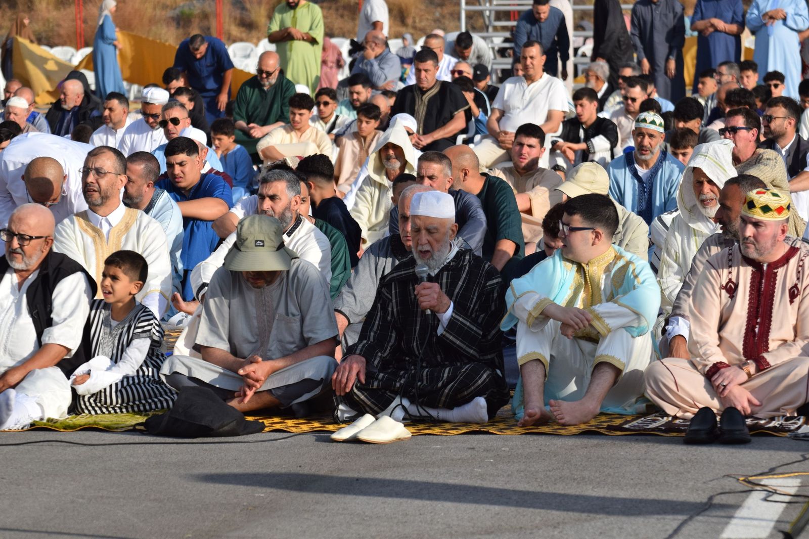 Los musulmanes de Ceuta abrazan la tradicional Musal-la que marca el inicio del Eid al Adha