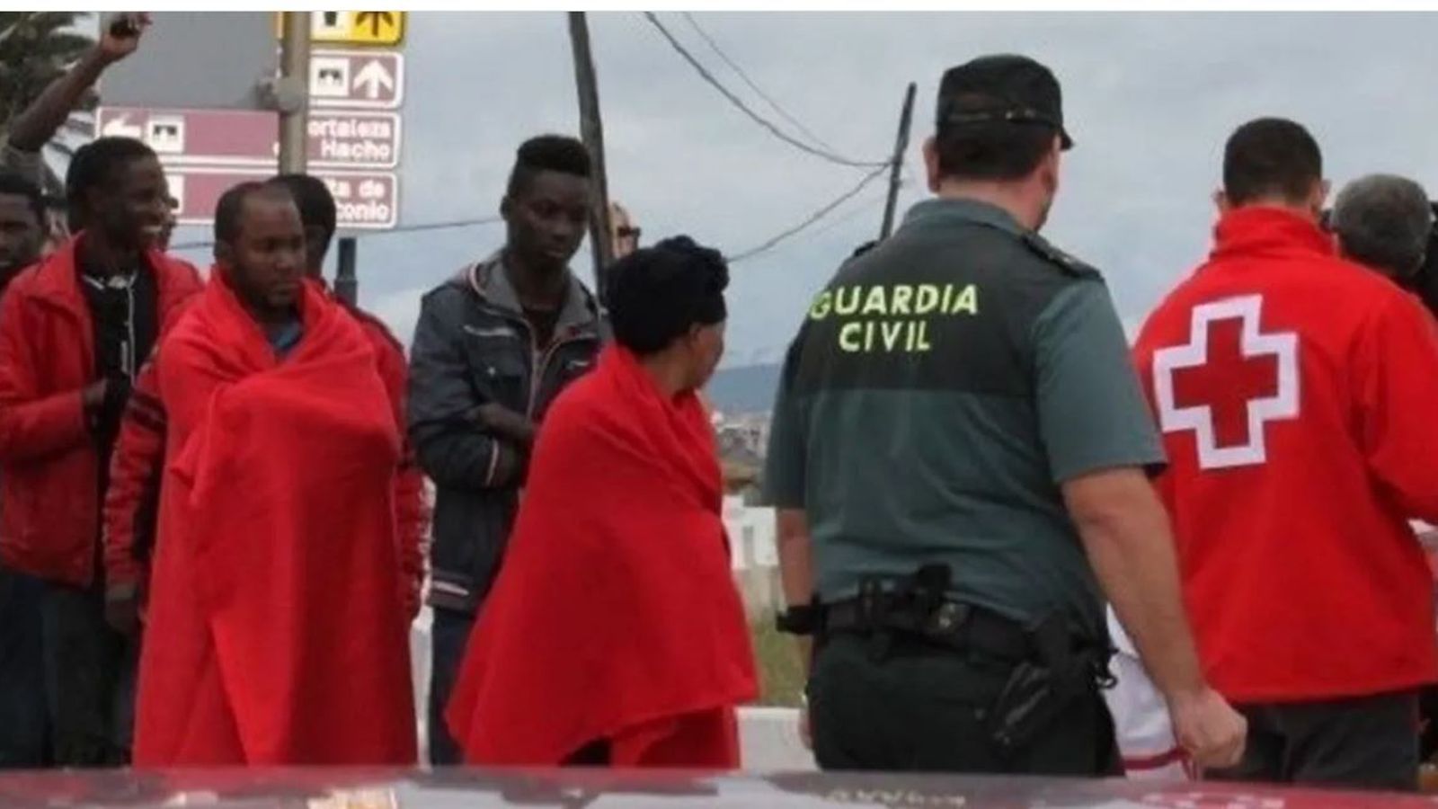 Algunos de los compañeros de Diallo, tras ser rescatados en el momento en que llegaron a Ceuta. El no está en la foto