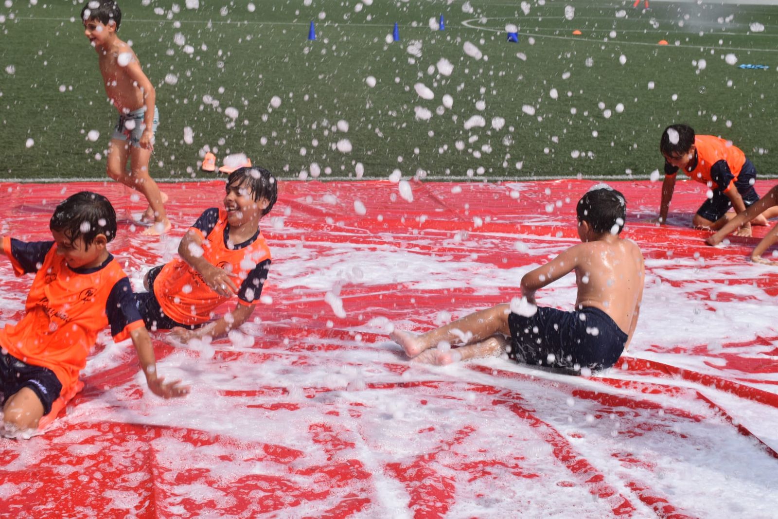 Fiesta de deporte, espuma y convivencia en el Campus de Verano ‘Emilio Cózar’