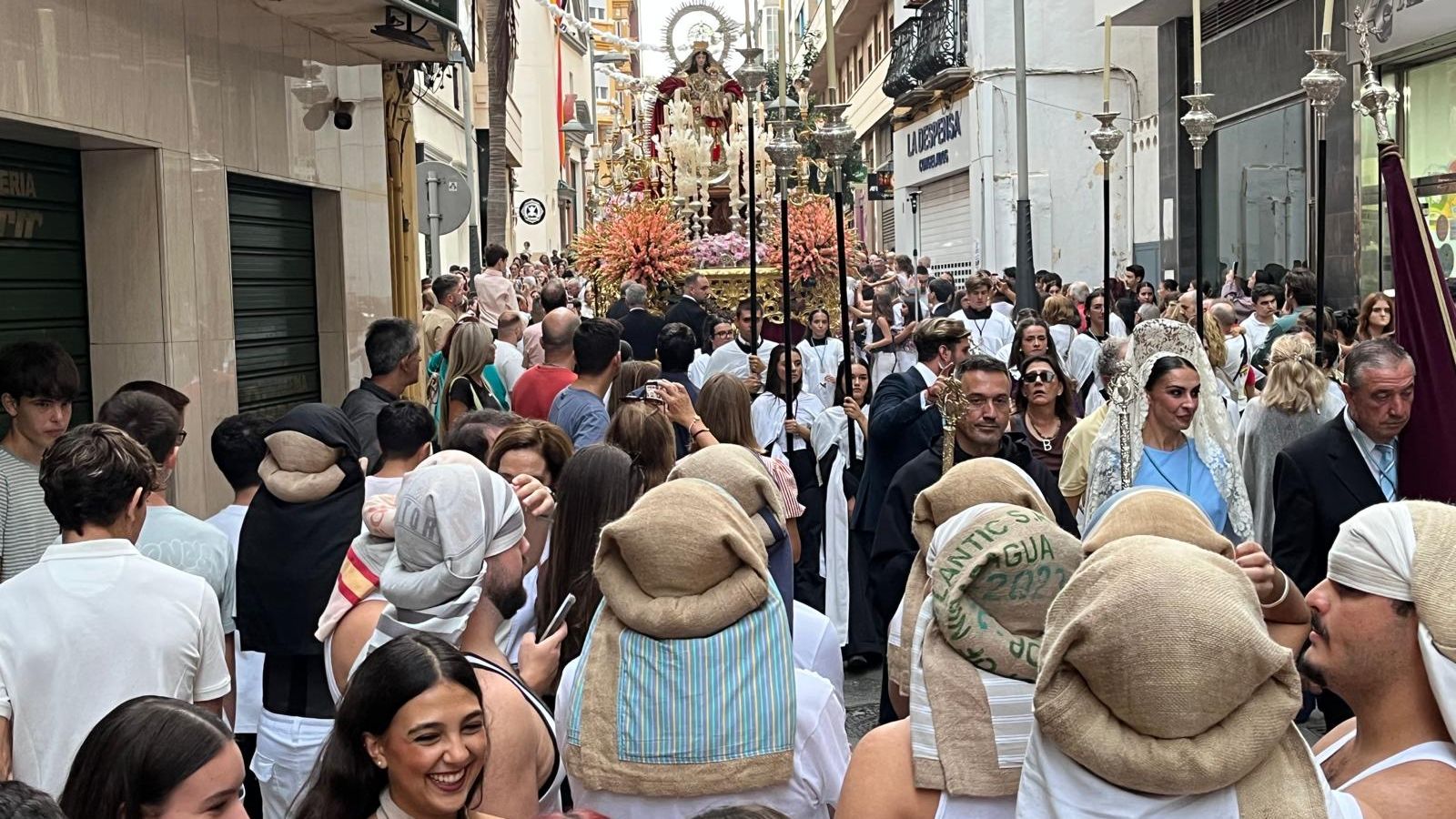 Los Remedios sale a las calles de Ceuta para abrazar y proteger a su pueblo