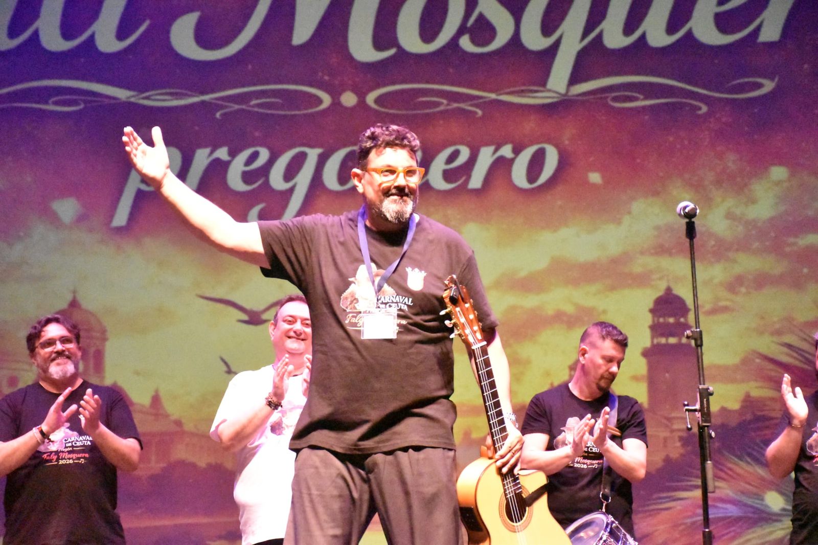 Mosquera emociona a Ceuta cantándole a la 'señora que es igual a Cádiz'