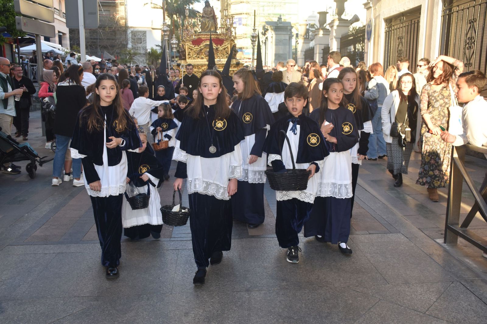 Aroma cofrade y estudiantil: Las Penas reina en el Jueves Santo