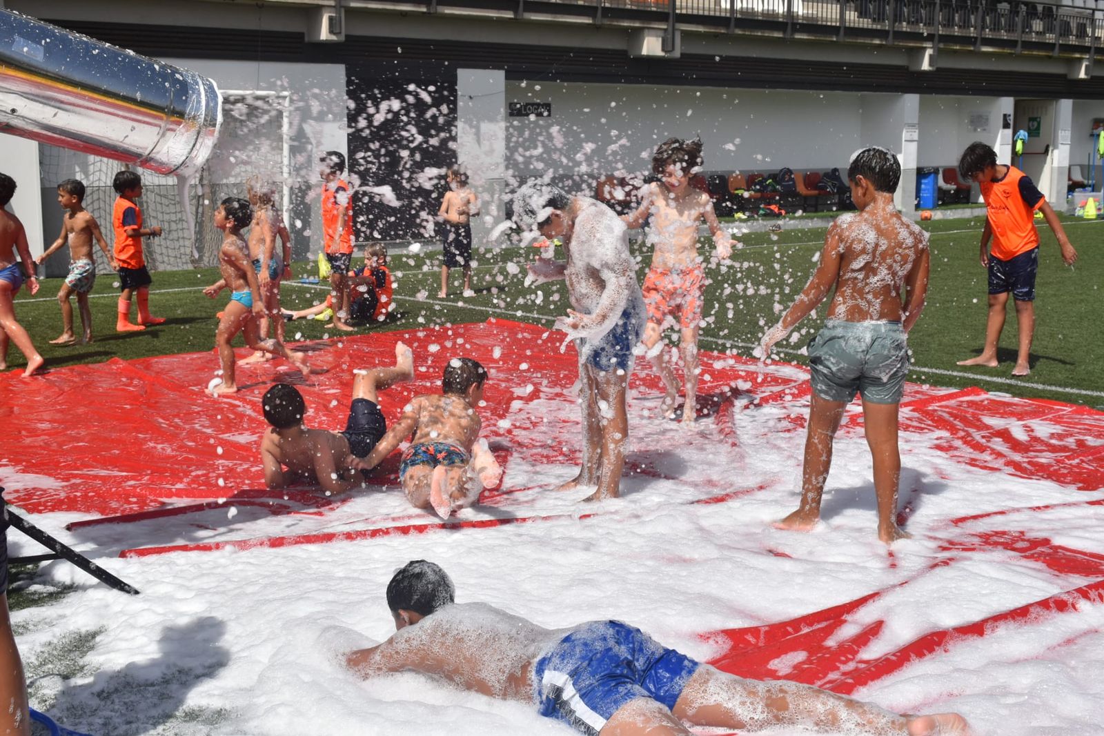 Fiesta de deporte, espuma y convivencia en el Campus de Verano ‘Emilio Cózar’