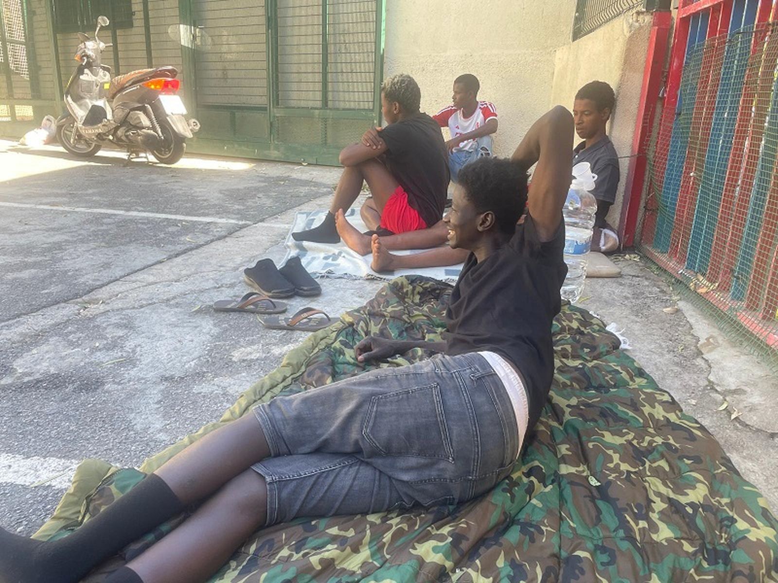 Migrantes a las puertas del CETI esperando su admisión. / FOTO REDUAN Migrantes a las puertas del CETI esperando su admisión. / FOTO REDUAN