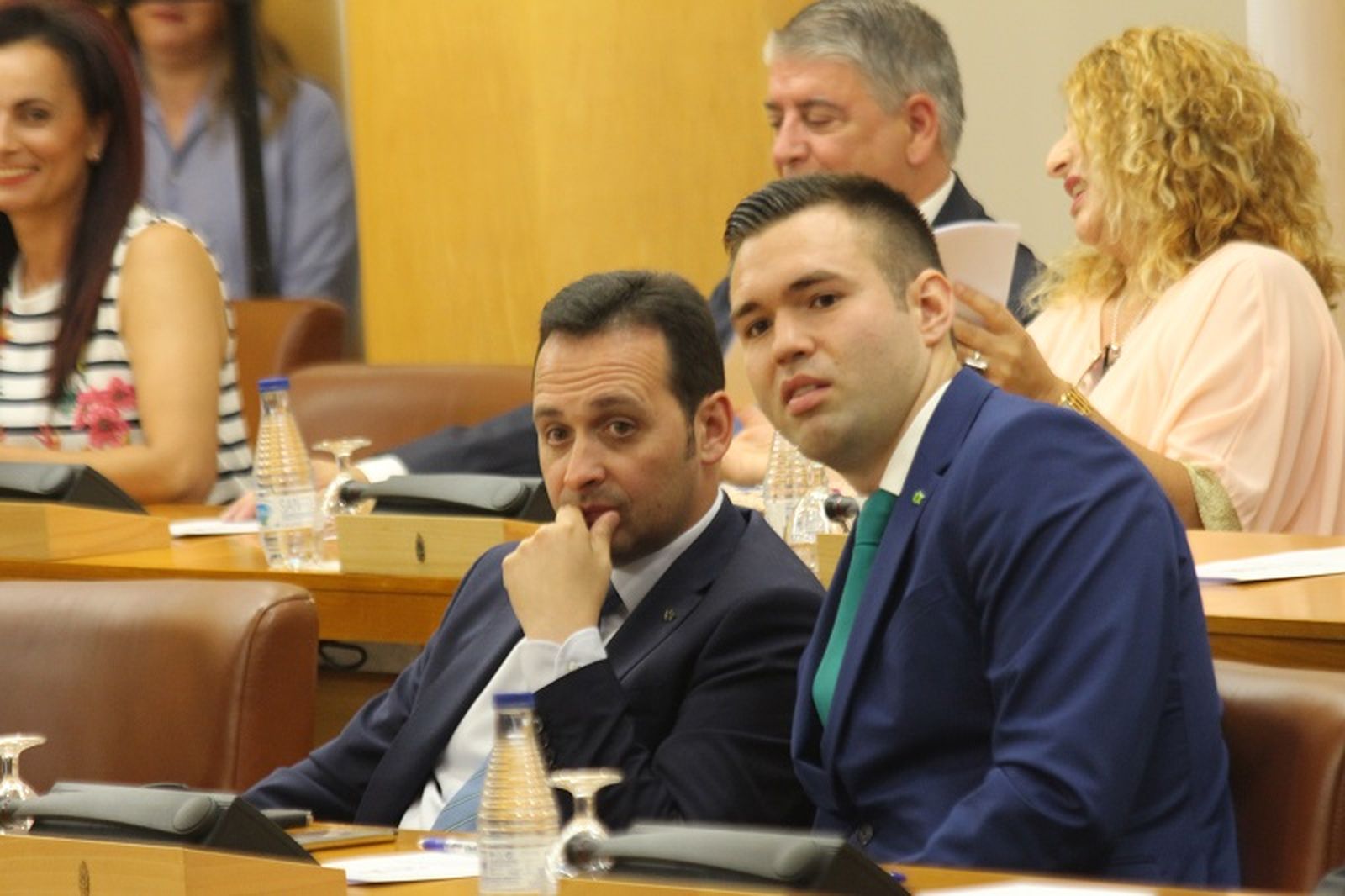 El líder de Vox, Juan Sergio Redondo, y el exportavoz y actual diputado del partido, Carlos Verdejo. / FOTO REDUAN