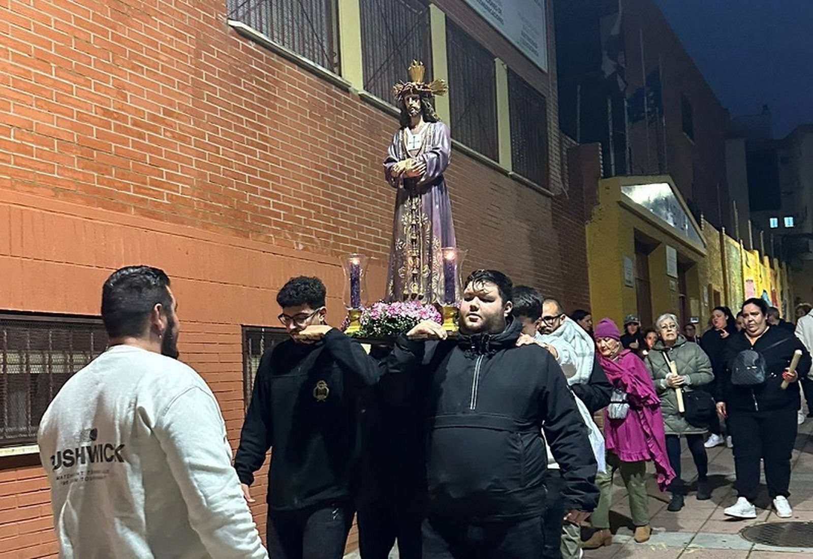 Feligreses del Polígono Virgen de África en la procesión de la pasada Semana Santa