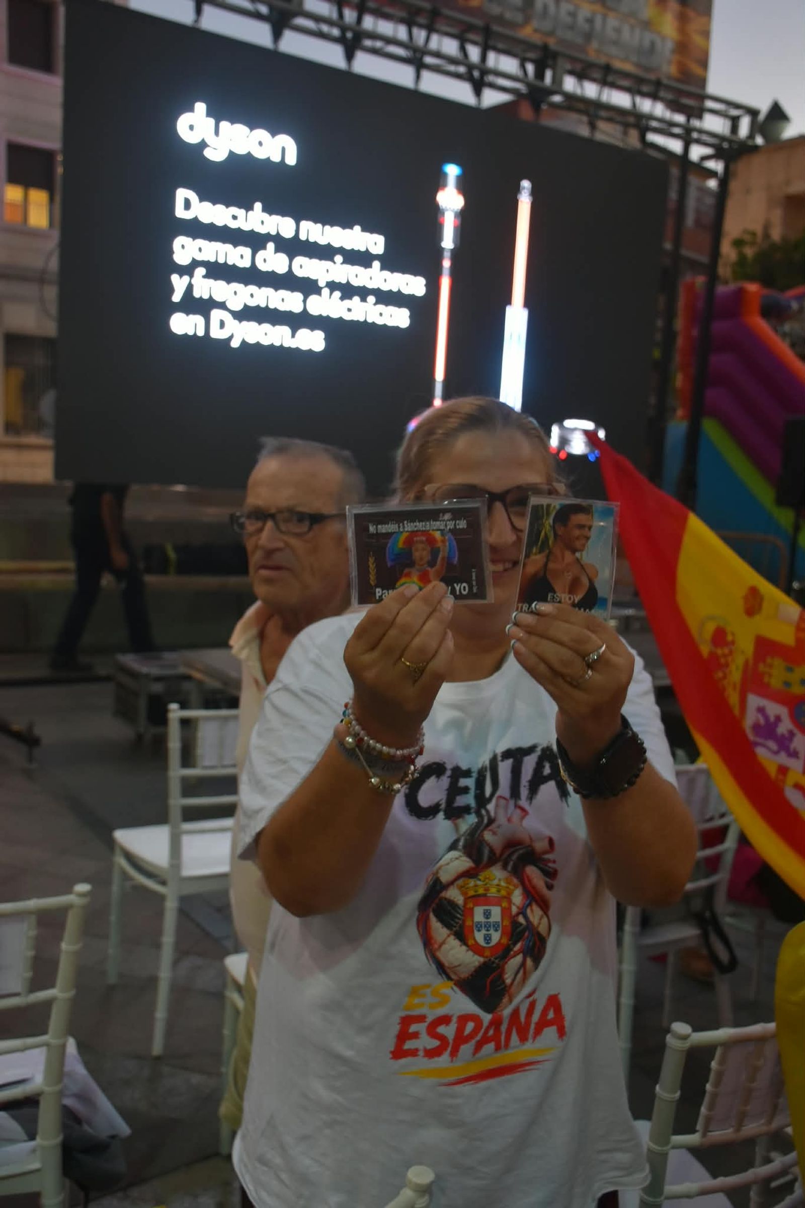La Plaza de los Reyes se convierte en un gran salón para arropar a Vivas
