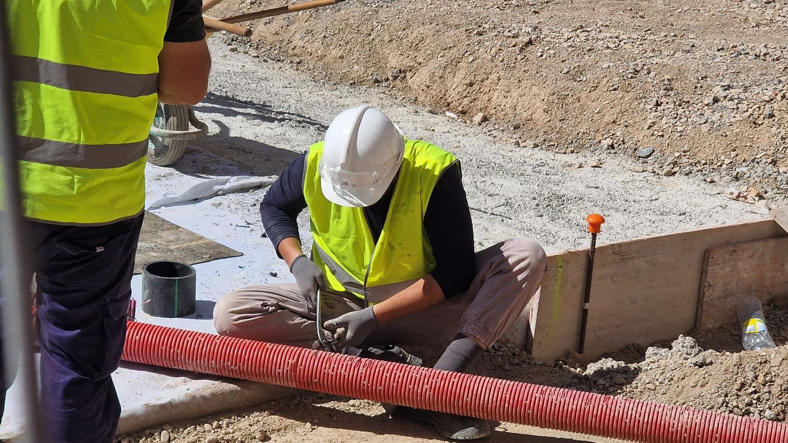 El objetivo es que todas las viviendas queden enlazadas a la nueva infraestructura antes de completar definitivamente el acerado y las terminaciones exteriores