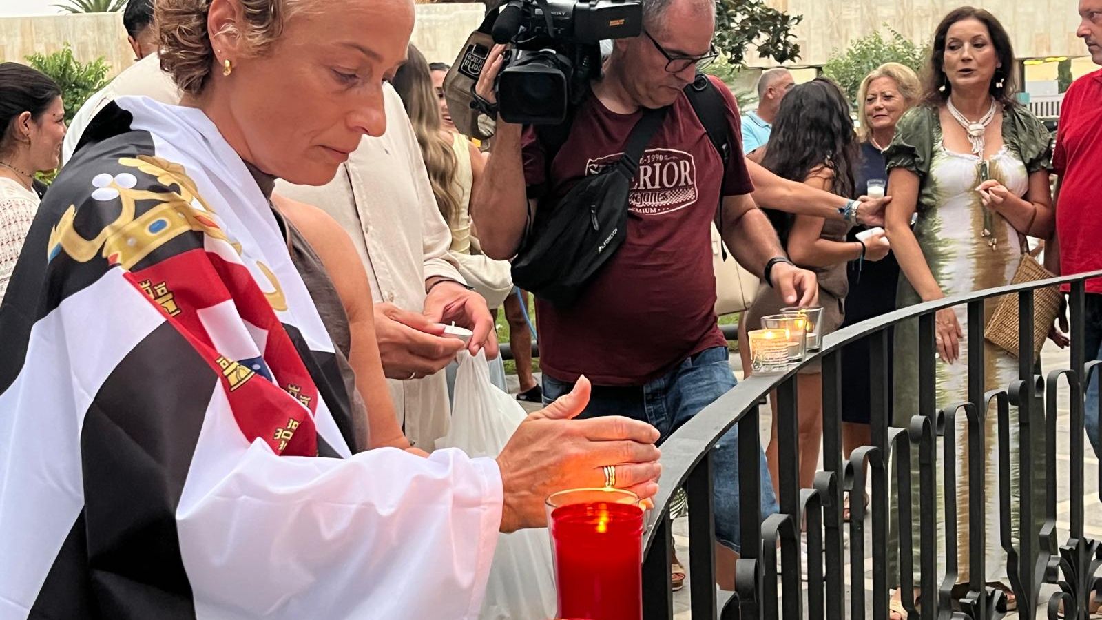 La plaza de África se llena de velas y mensajes de apoyo para Ceuta