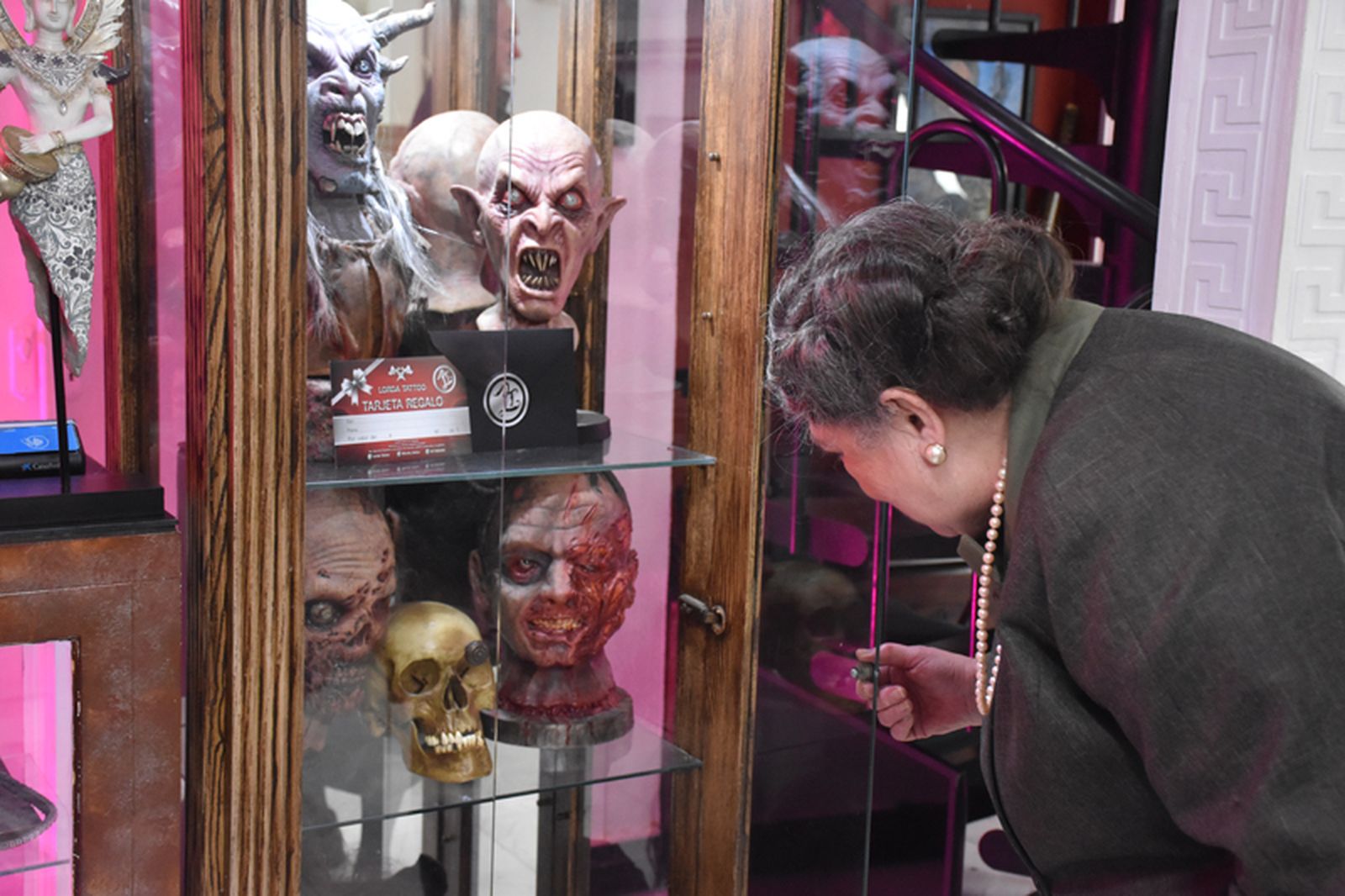 La 'reina del crimen' observa las figuras realizadas por Carlos Lorda padre e hijo. / FOTO G.S.