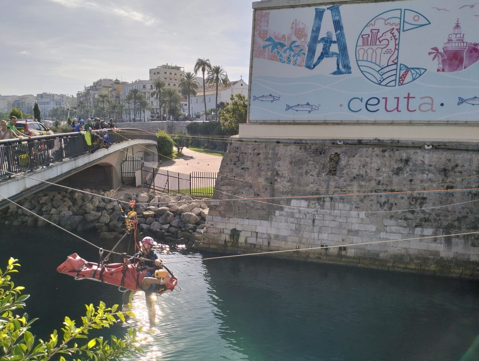 Operaciones de rescate vertical por toda la ciudad