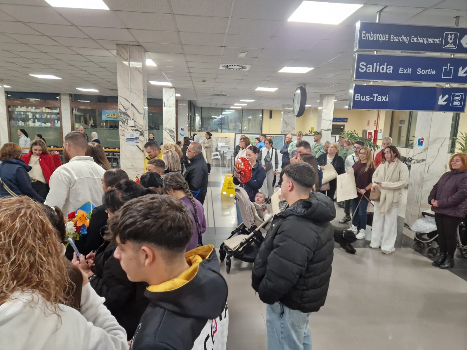 FOTOGALERÍA | De Irak a los brazos de su gente: fotogalería del regreso de la COMGECEU