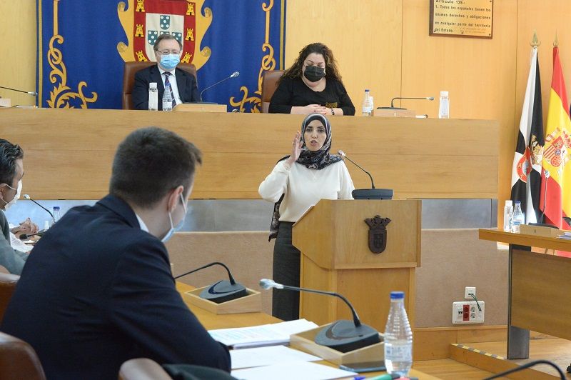 Fatima Hamed, líder de MDyC, durante una intervención en el pleno, dirigiéndose al entonces portavoz de Vox, Carlos Verdejo. / FOTO EL PUEBLO