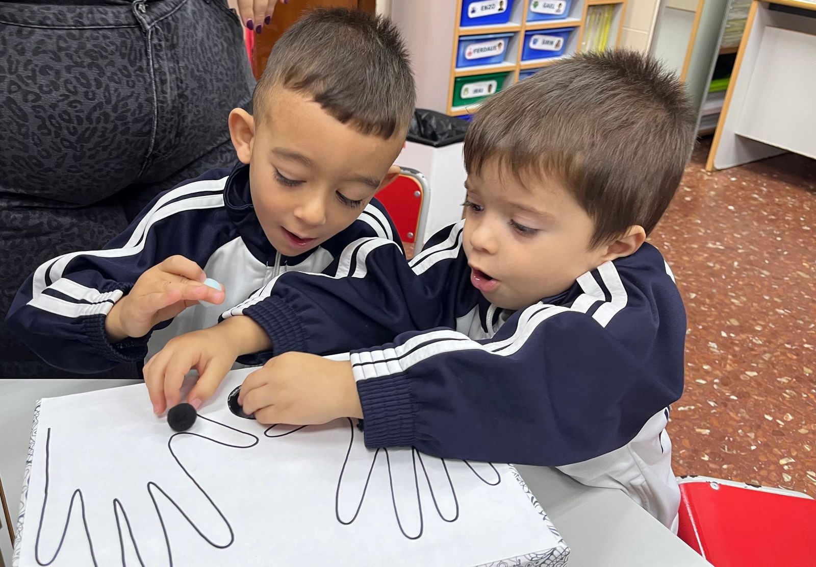 Estudiantes de Enfermería y pequeños del Beatriz de Silva, en una jornada sobre hábitos saludables