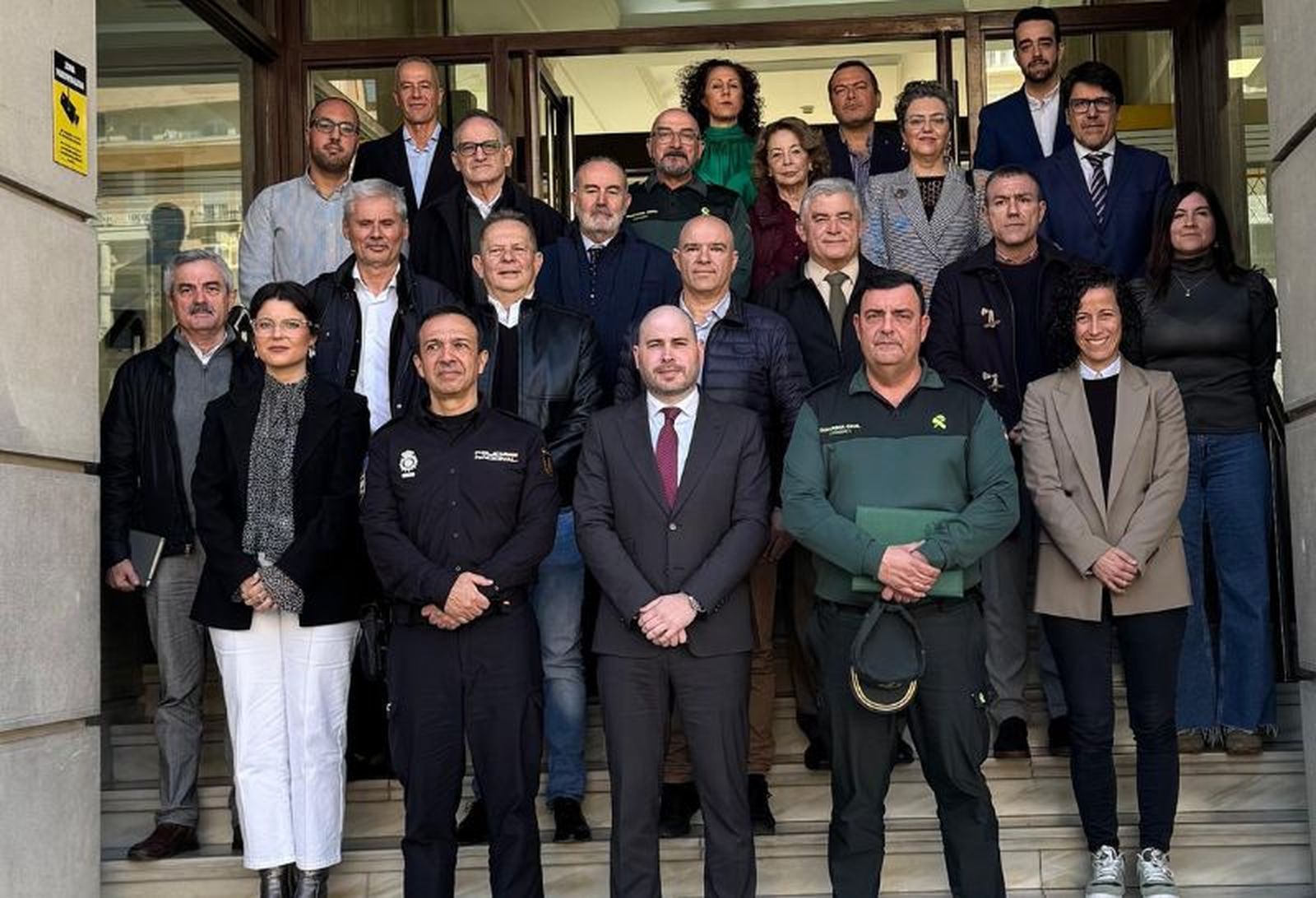 Imagen de los participantes en la reunión en la puerta de la Delegación del Gobierno en Ceuta.