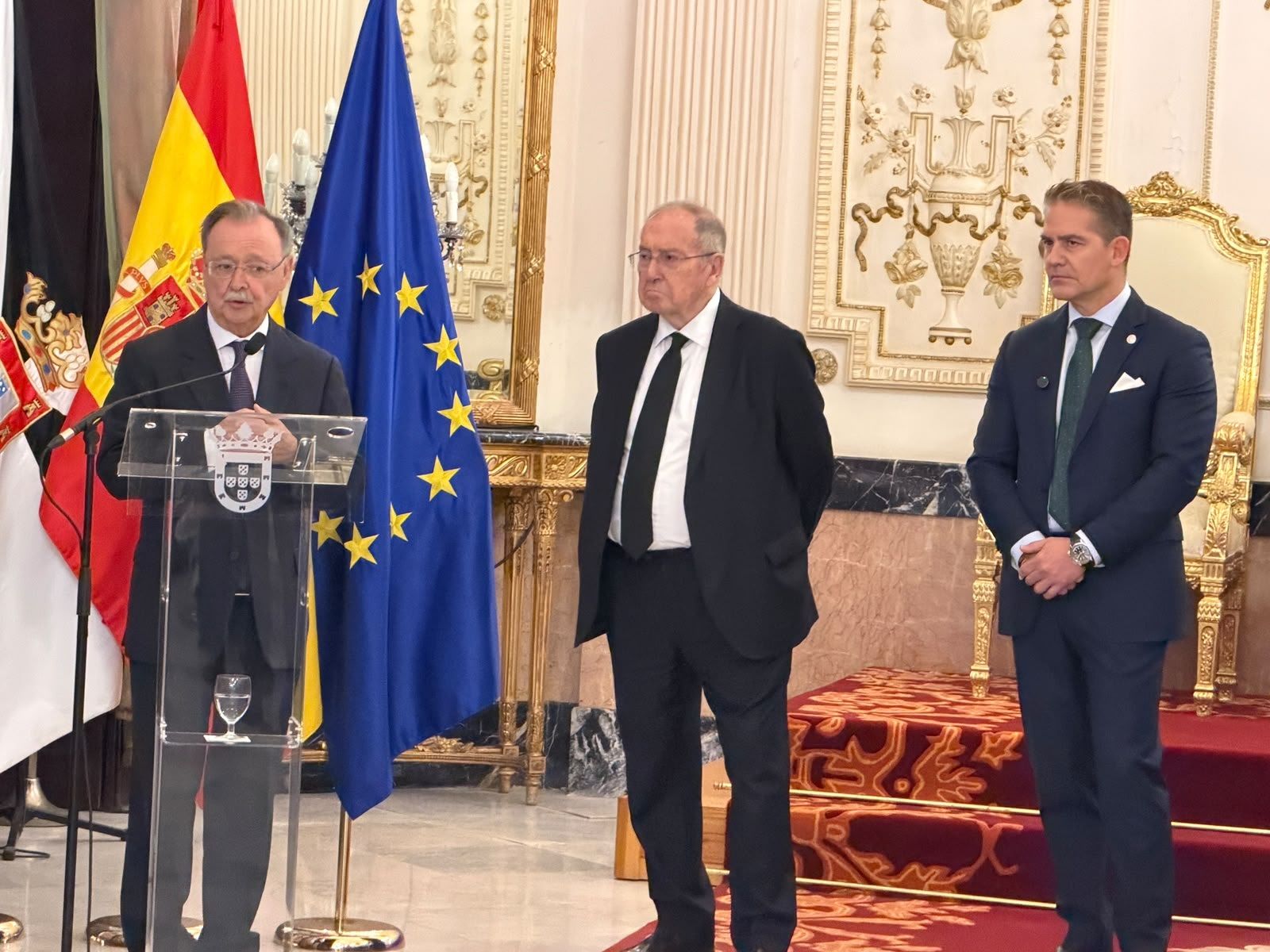 El presidente de la Ciudad, Juan Vivas, junto a José Luis Bonet y Karim Bulaix, durante la recepción celebrada hoy en el Palacio de la Asamblea
