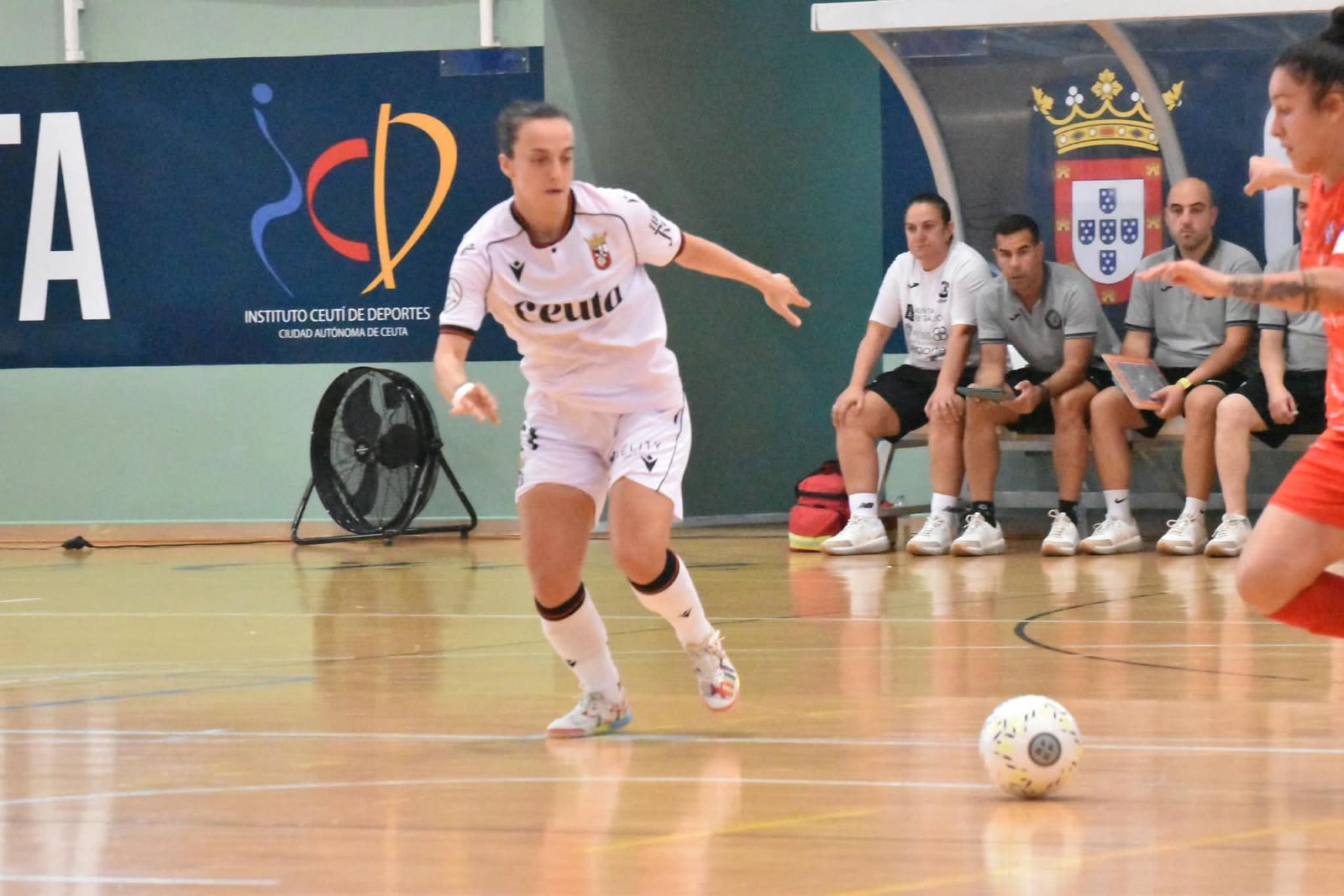 El Ceuta femenino deja escapar una merecida victoria en su debut en casa