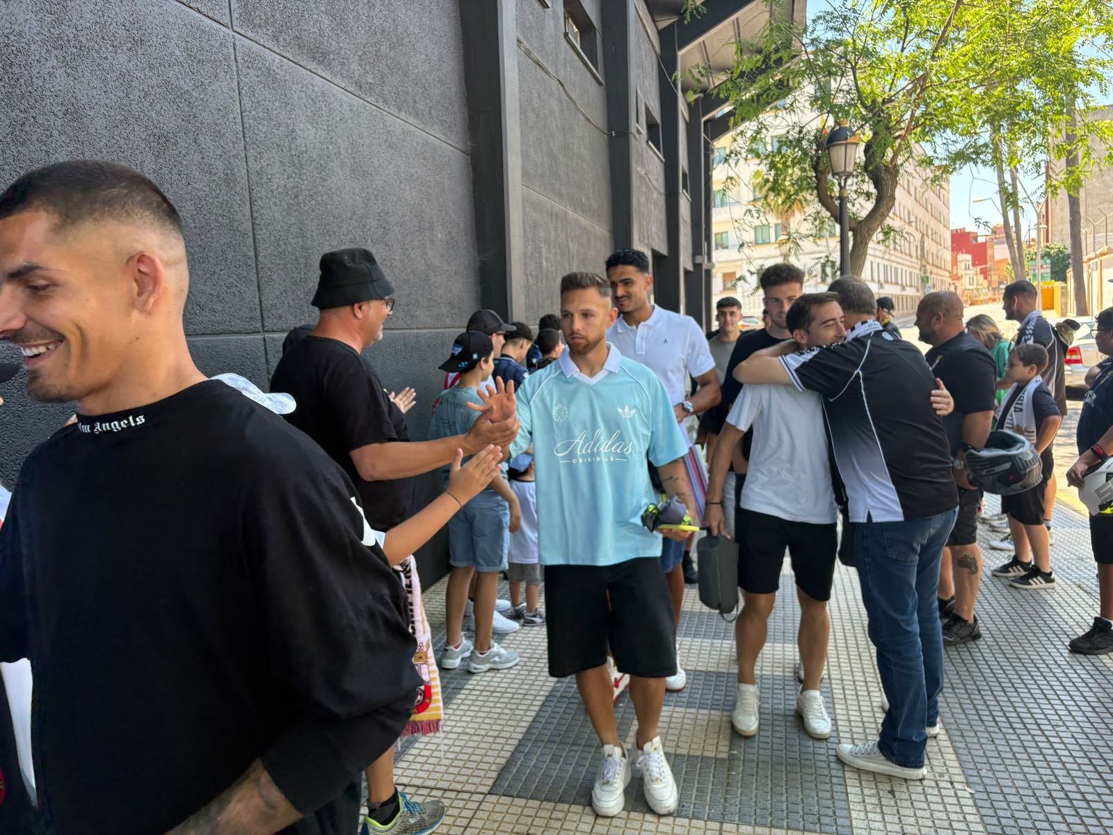 Aficionados ceutíes recibiendo a la AD Ceuta