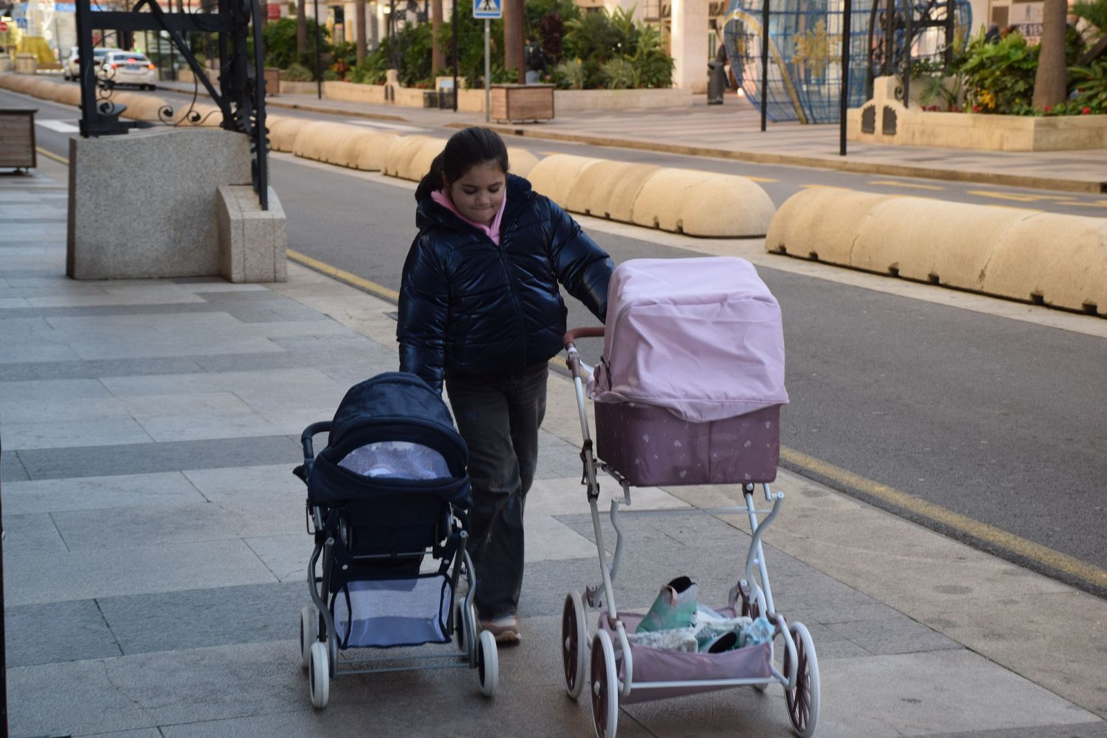 Los más pequeños disfrutan de los regalos de los Reyes Magos