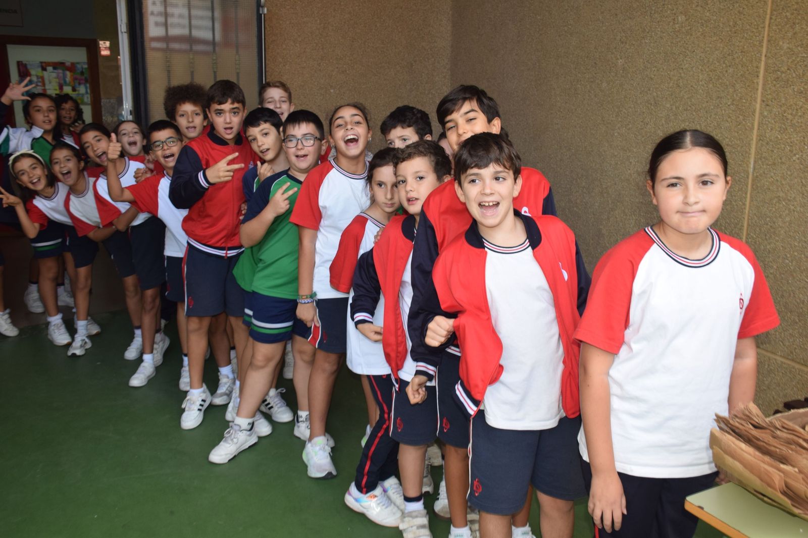 FOTOGALERÍA | El Castañero visita el Colegio San Daniel para 'encender' la tradición de La Mochila