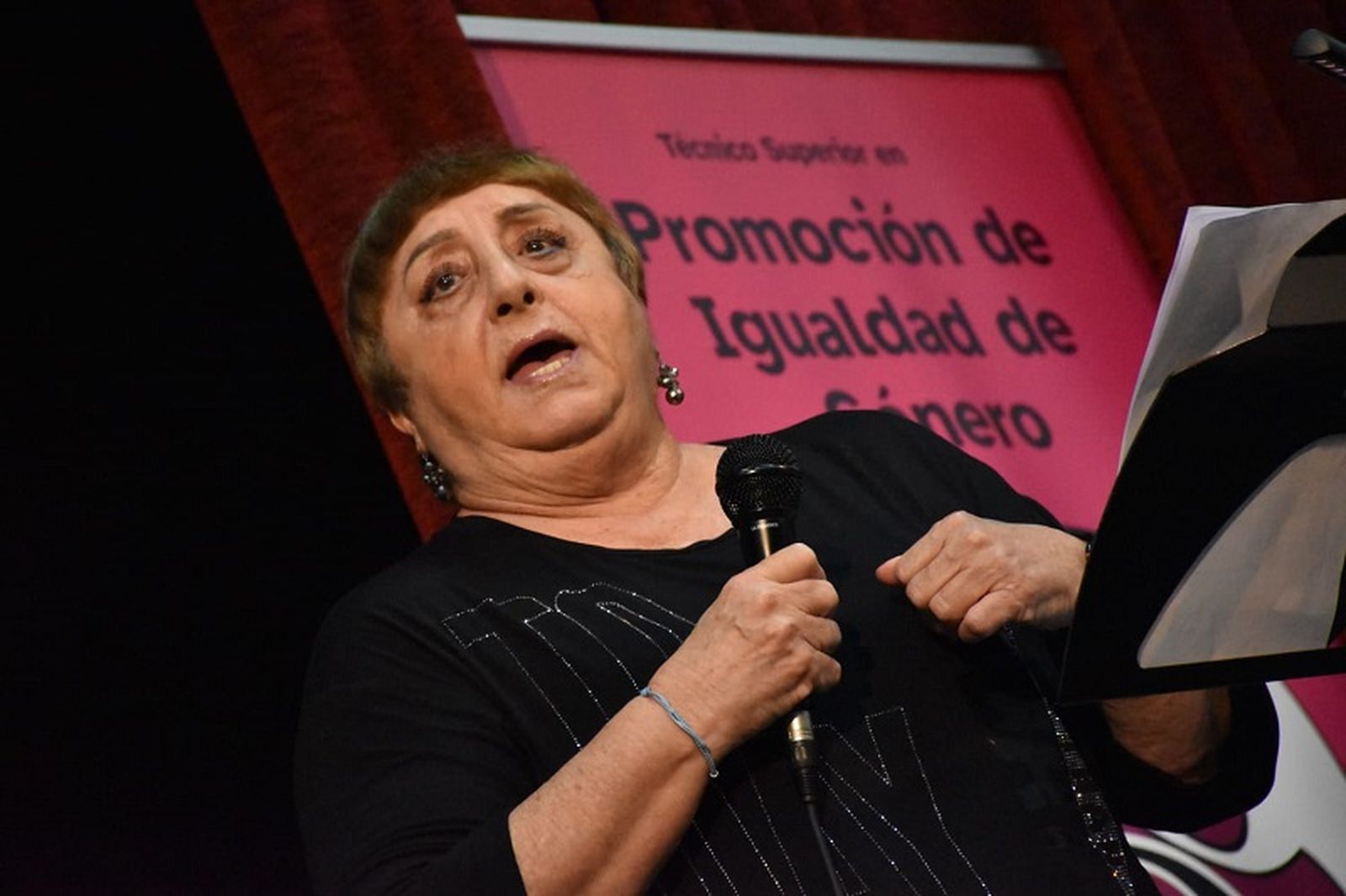 Mari Carmen Bernet en el escenario. / FOTO NICOL'S