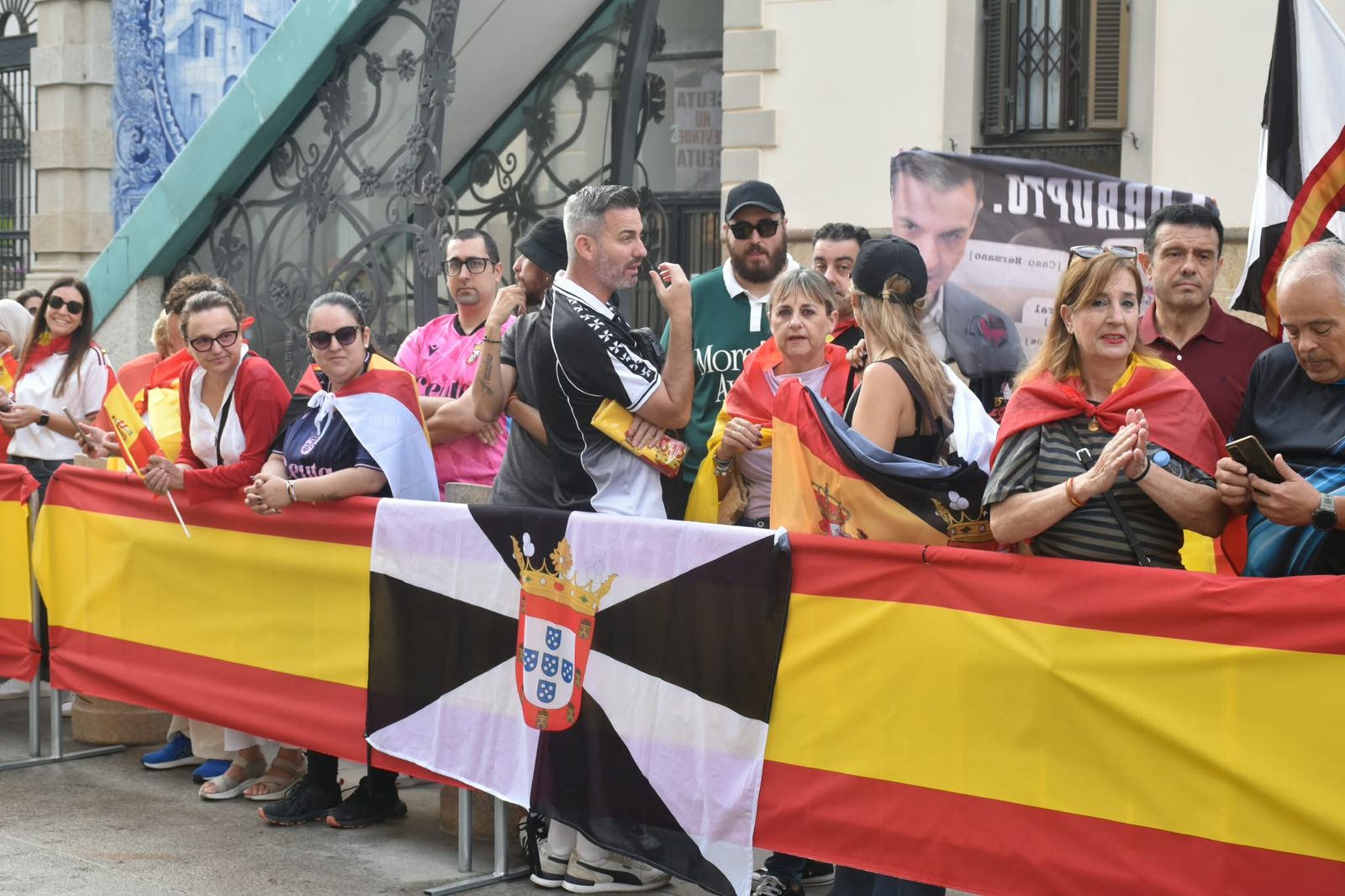 Los Reyes muestran su cercanía a los ceutíes nada más llegar a la ciudad