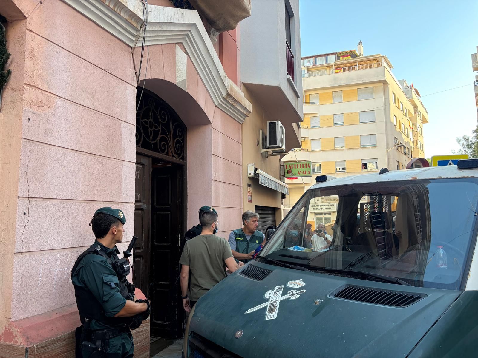 La Guardia Civil, este miércoles en la calle Real en el operativo para desmantelar un piso patera