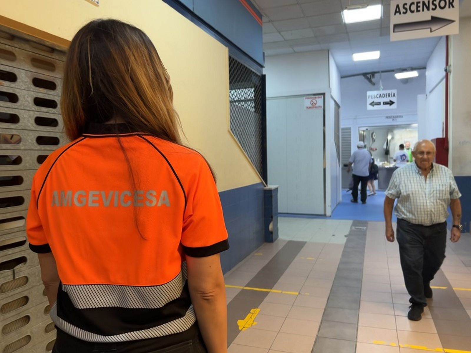 Una trabajadora de Amgevicesa,  en el Mercado Central
