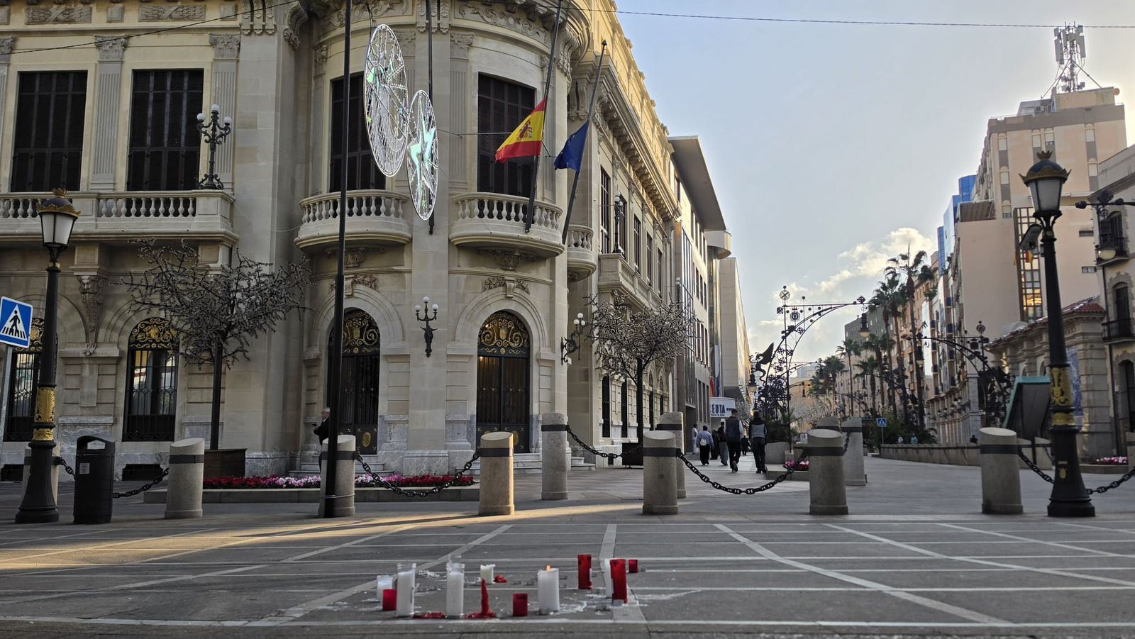 Ceuta muestra su duelo por la tragedia ferroviaria de Toledo con las banderas a media asta