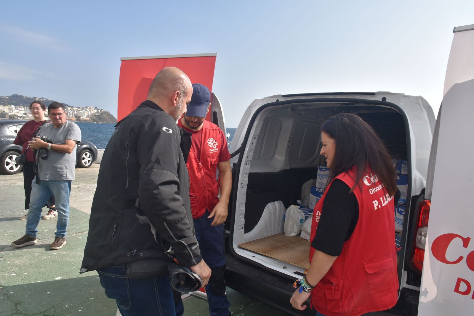 Concentración motera en Juan XXIII para ayudar a Cáritas en la recogida de alimentos