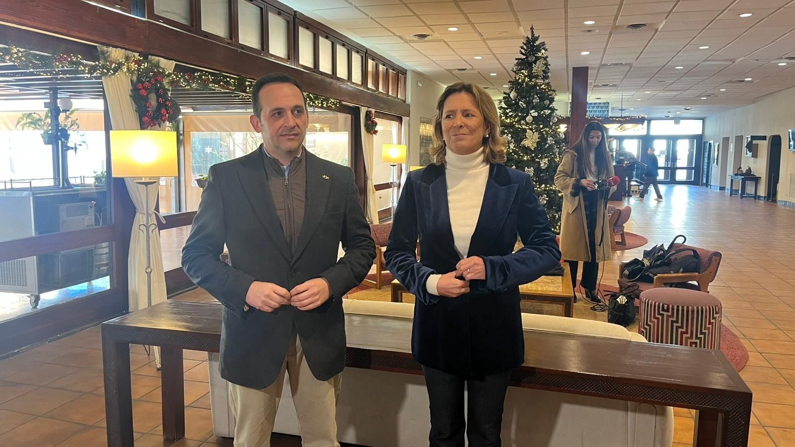 Fuster, minutos antes de comparecer ante los periodistas, junto al presidente local de Vox, Juan Sergio Redondo